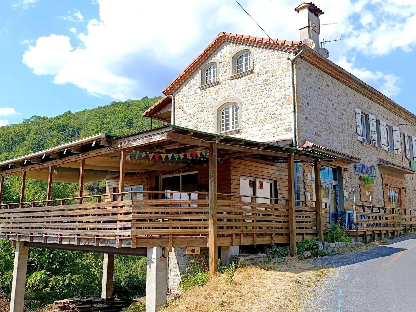 A SAISIR ensemble immobilier en pierre au coeur du village de Aizac
