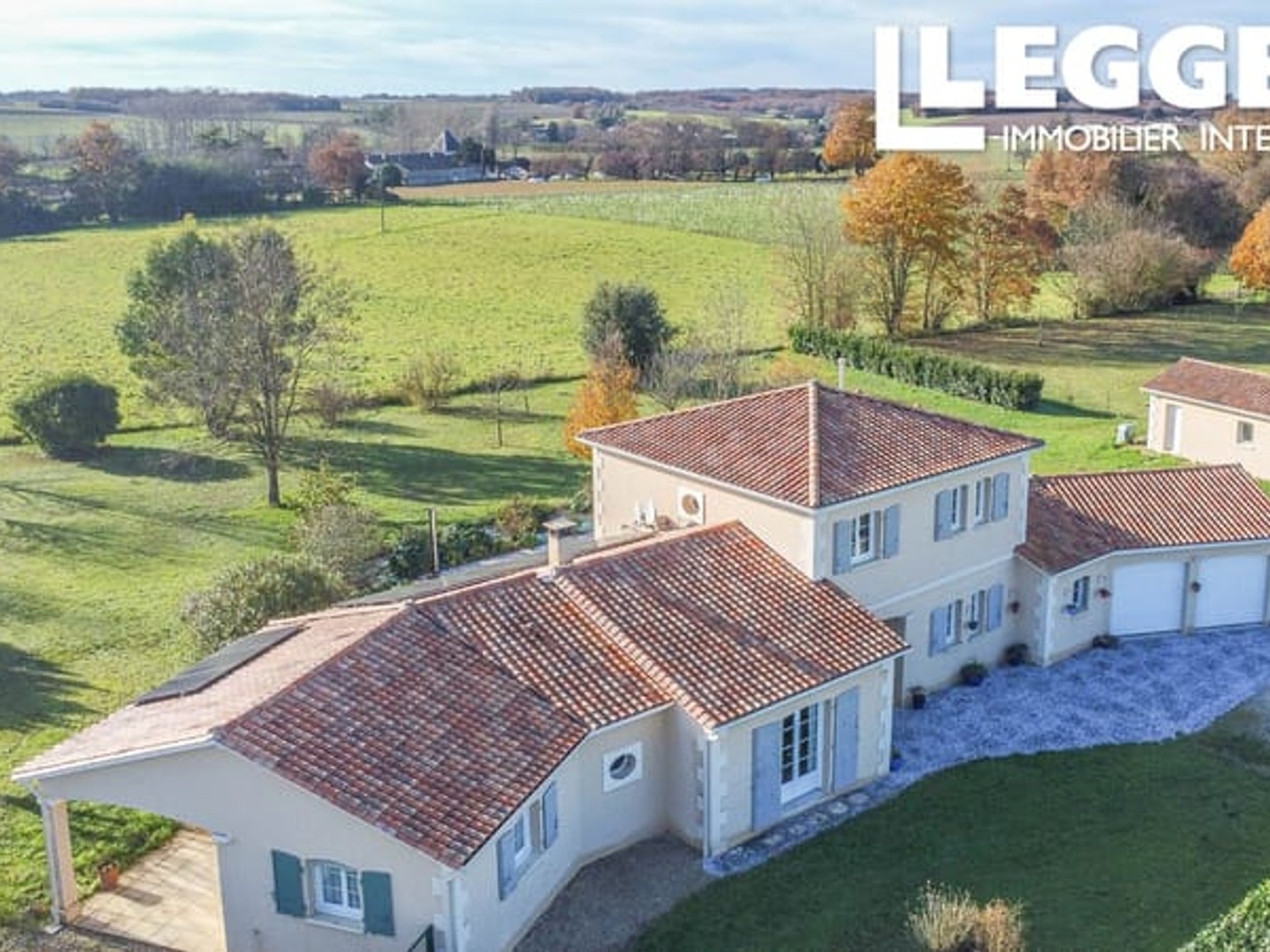 Grande maison lumineuse, vaste parcelle clôturée avec piscine chauffée, environnement calme et bucolique