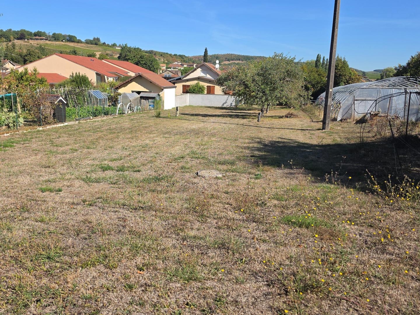 Terrain 908 m² avec vue, au coeur d'un bourg vivant