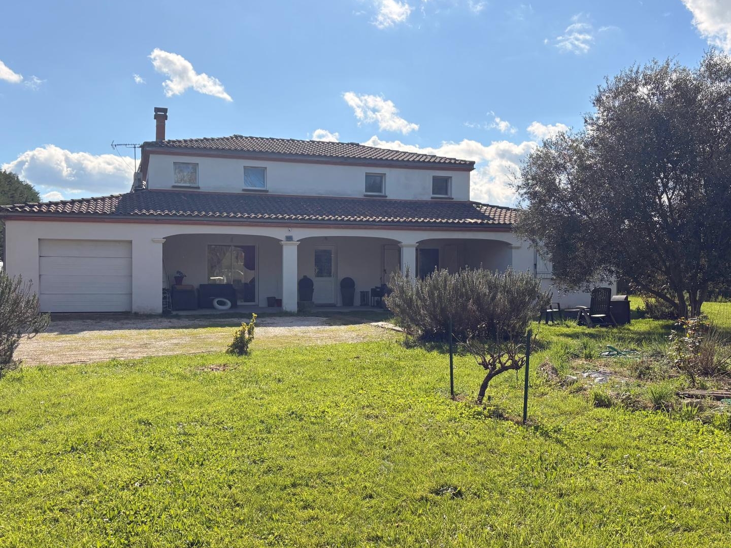 Maison spacieuse, grand terrain de 2830 m2, 3 chambres, garage