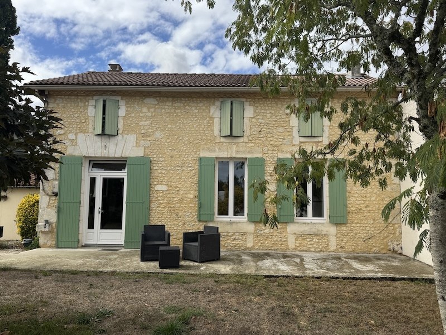 Belle maison en pierre 173m2 avec jardin et des dependances
