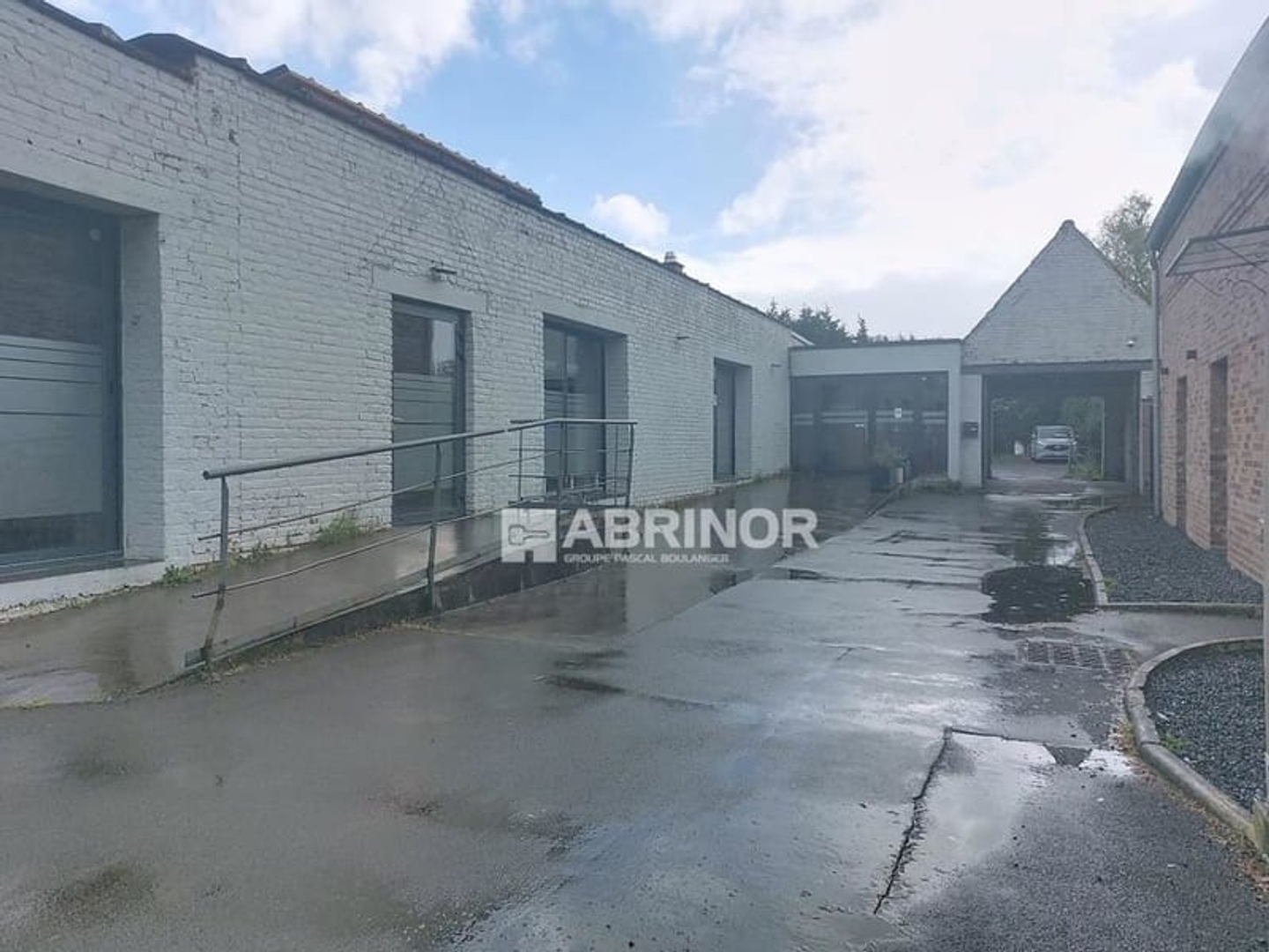 LOCAL COMMERCIAL de 384m² sur une parcelle de 2700m²