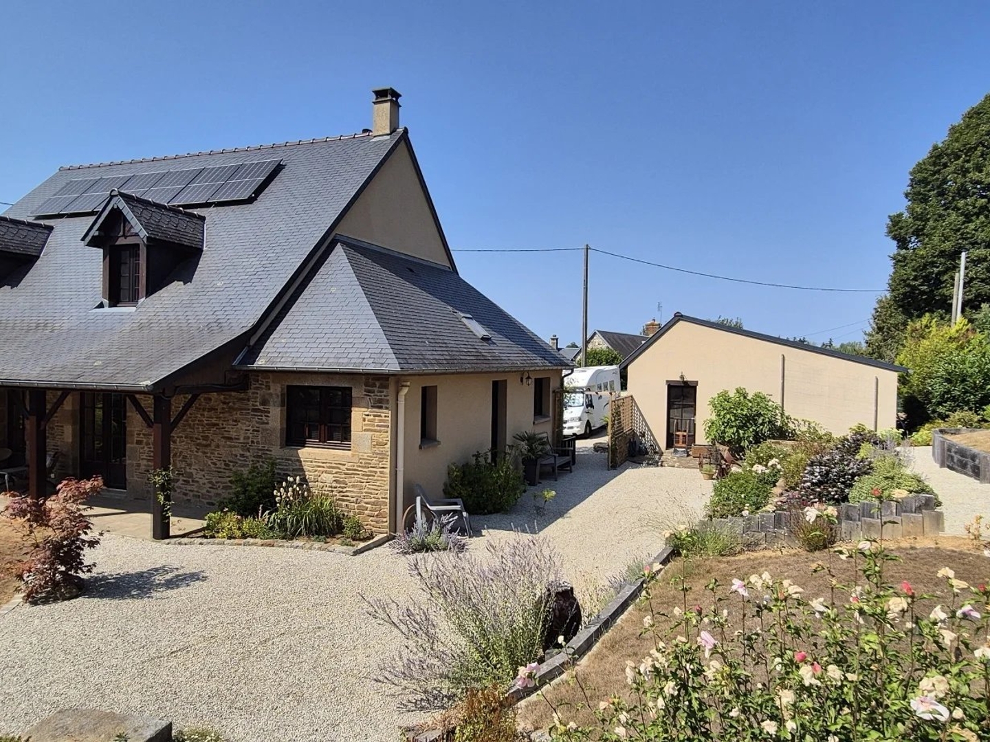 Belle maison individuelle habitable de 3 chambres + garage double, panneaux solaires et joli jardin, sur un terrain de 1 233 m² situé dans un hameau rural près de Saint-Hilaire-du-Harcouet