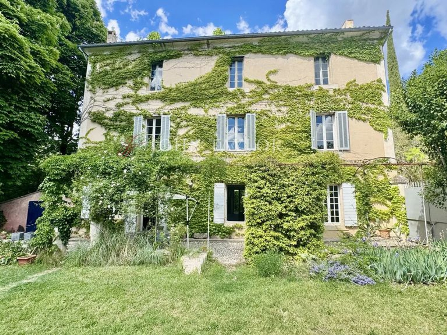Maison à vendre - 9 pièces - 350m2 - La Tour-D'aigues (84240)