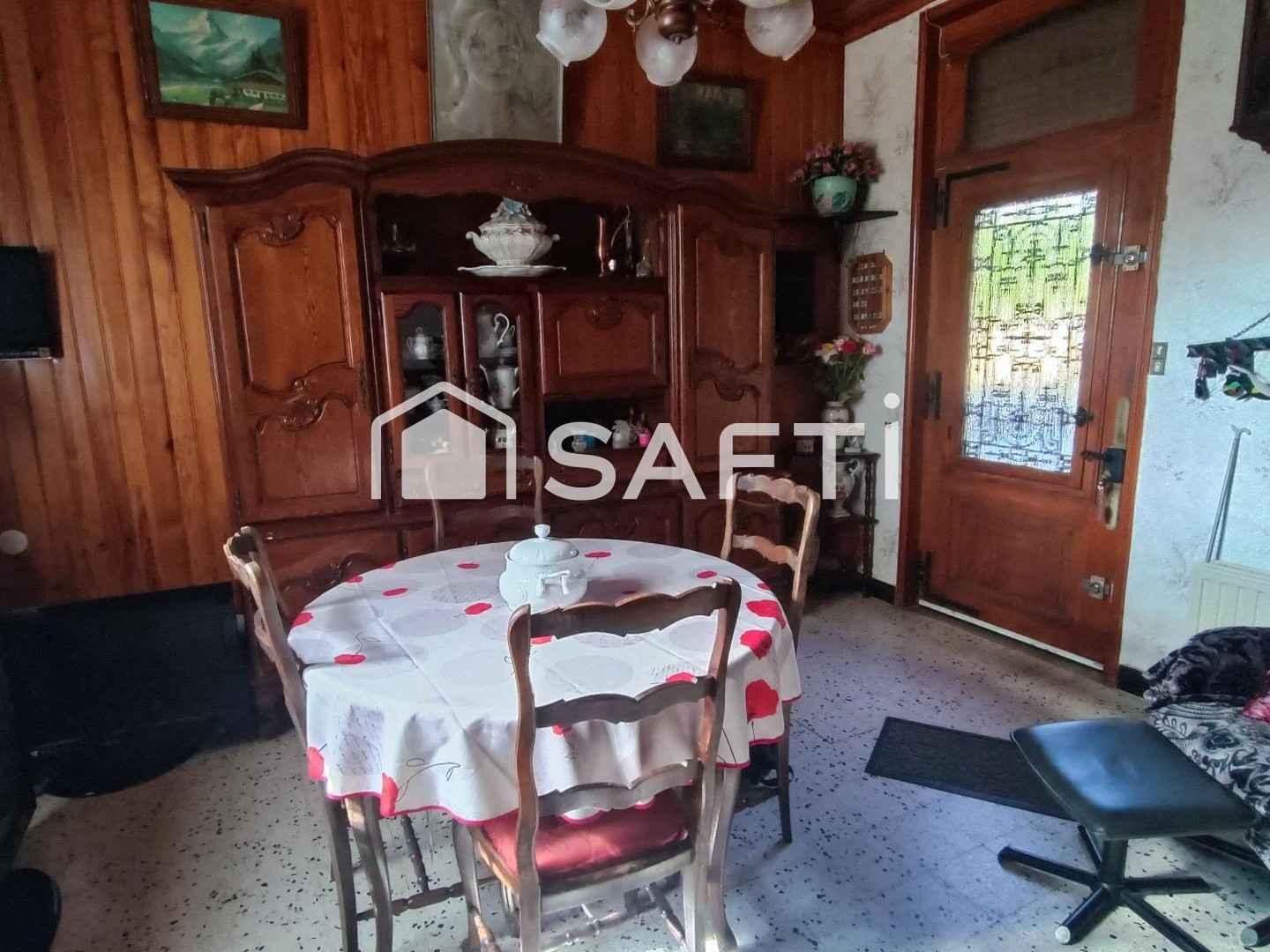Maison avec double garage à rénover entièrement