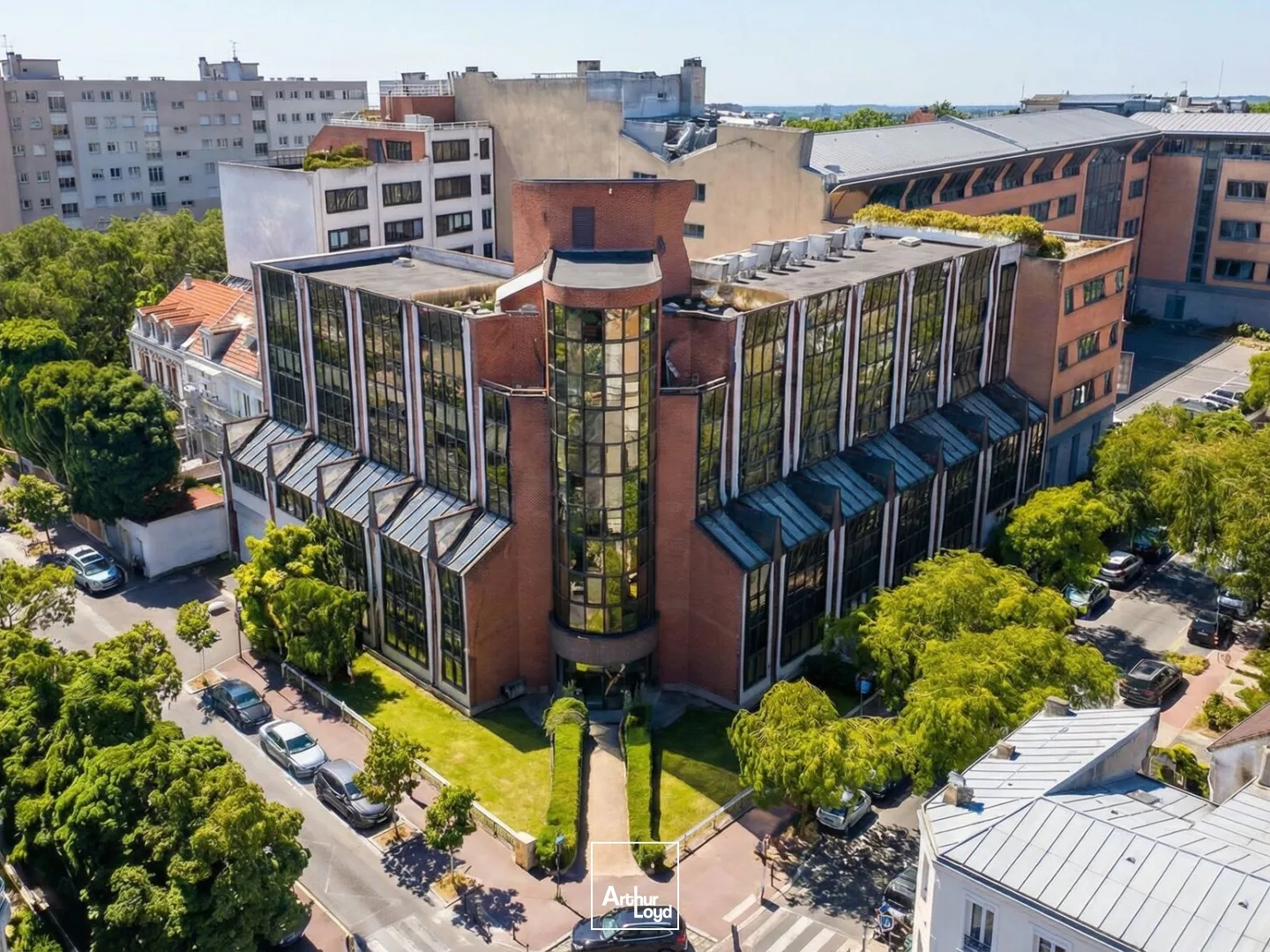 Bureaux et activités à vendre ou louer à Suresnes avec terrasses privatives
