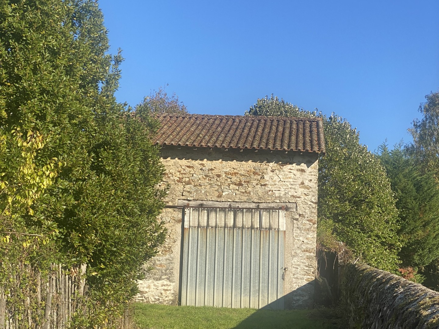 GRANGE AVEC TERRAIN