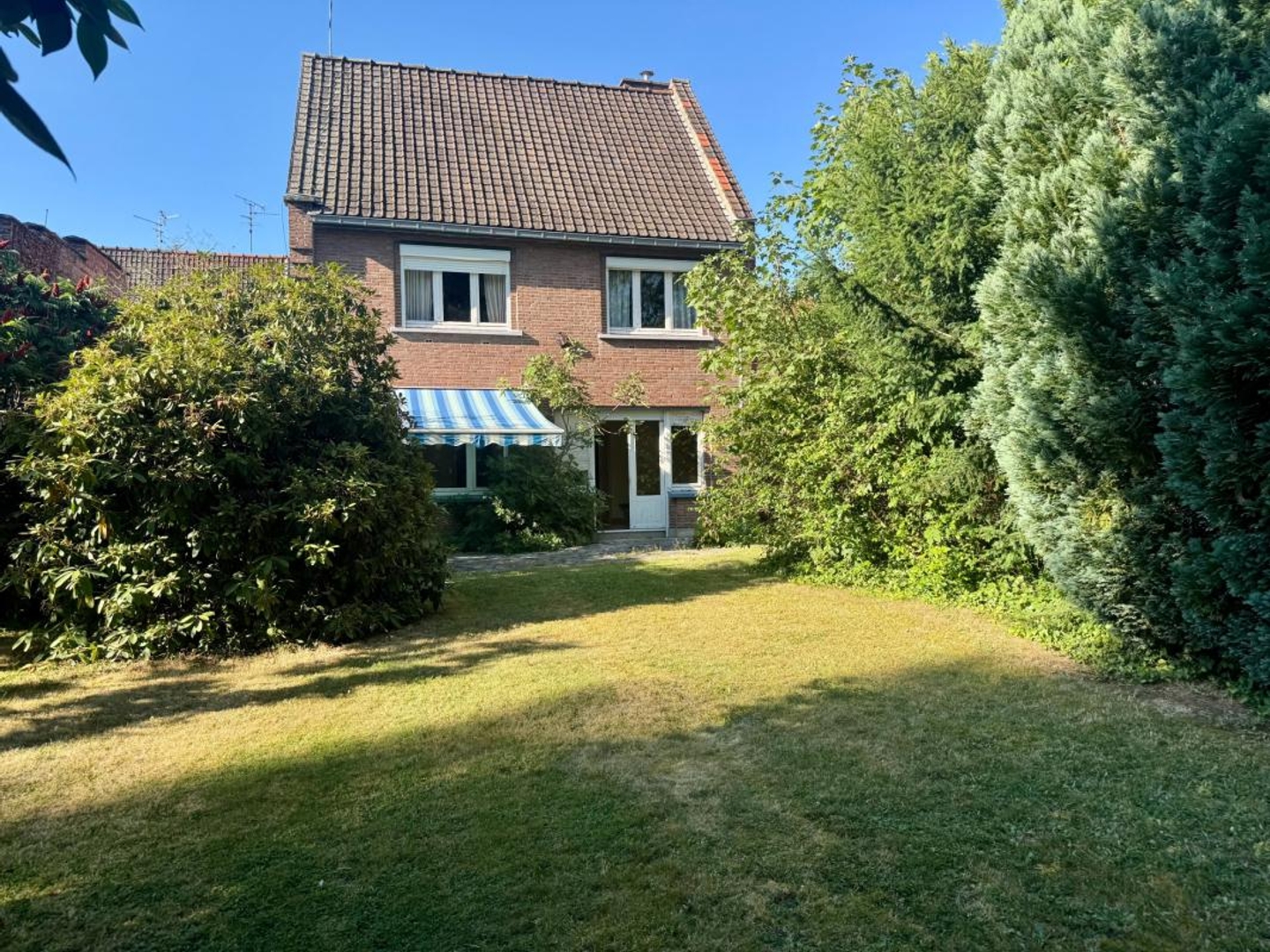 Maison semi-individuelle 90 m² sur 420 m2 de terrain 4 chambres Garage Jardin arboré Environnement privilégié