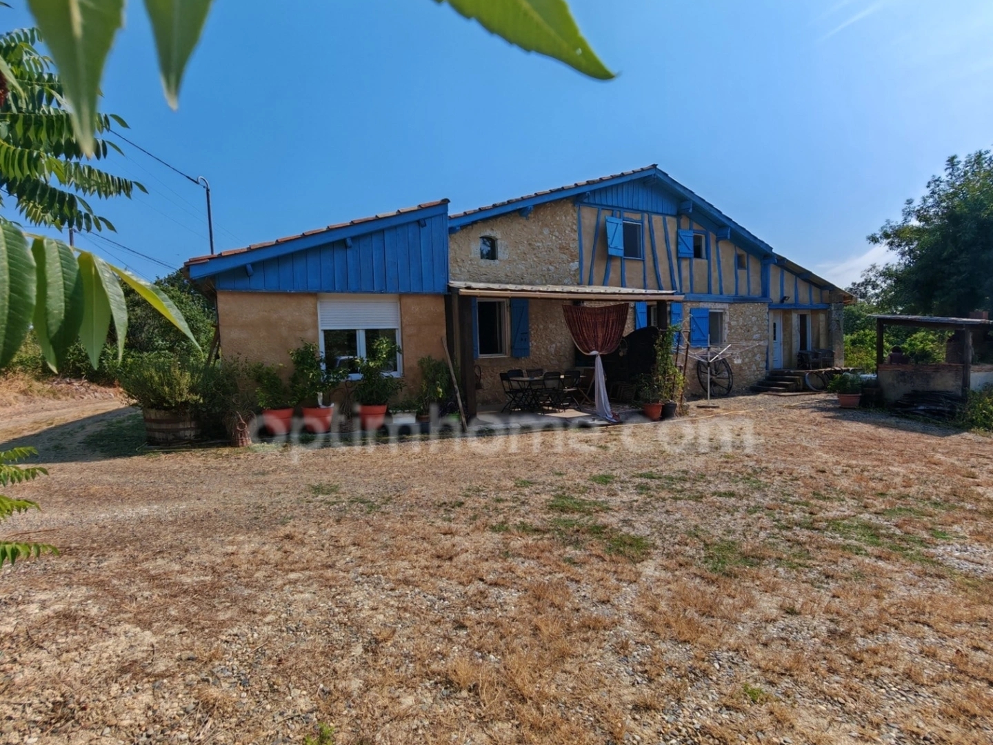 Maison de 1778 avec piscine hangar et appartement sur 10802m² terrain