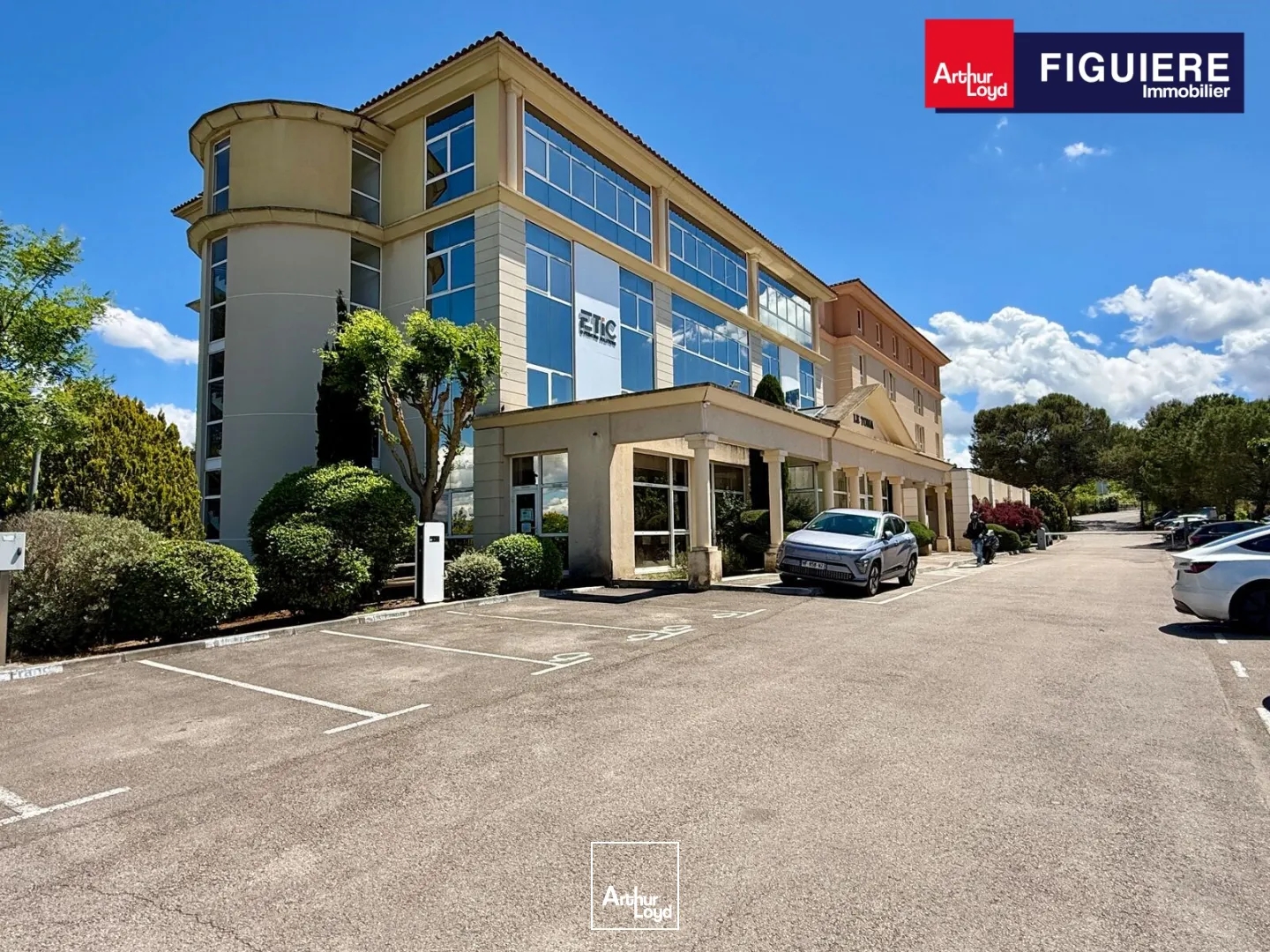 BUREAUX D'EXCEPTION A VENDRE AVEC UNE VUE EXCEPTIONNELLE SUR LE GOLF AINSI QUE SUR LA SAINTE VICTOIRE