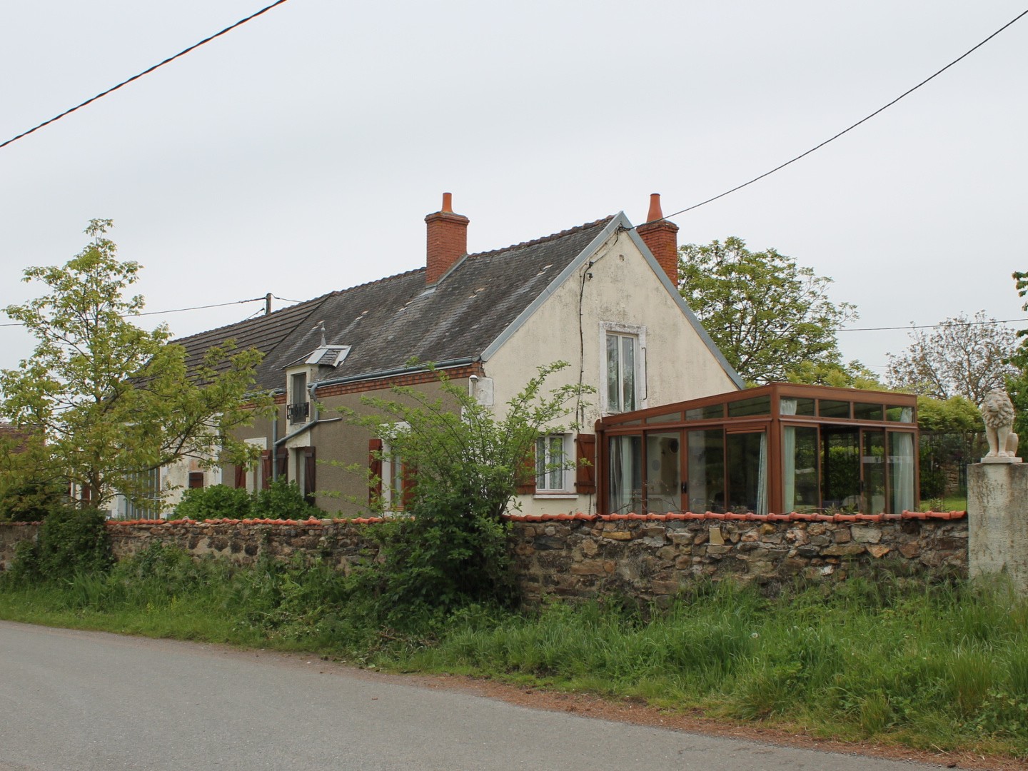 Chateaumeillant - Fermette avec véranda dans un hameau, avec grange sur un terrain de 2867m2.
