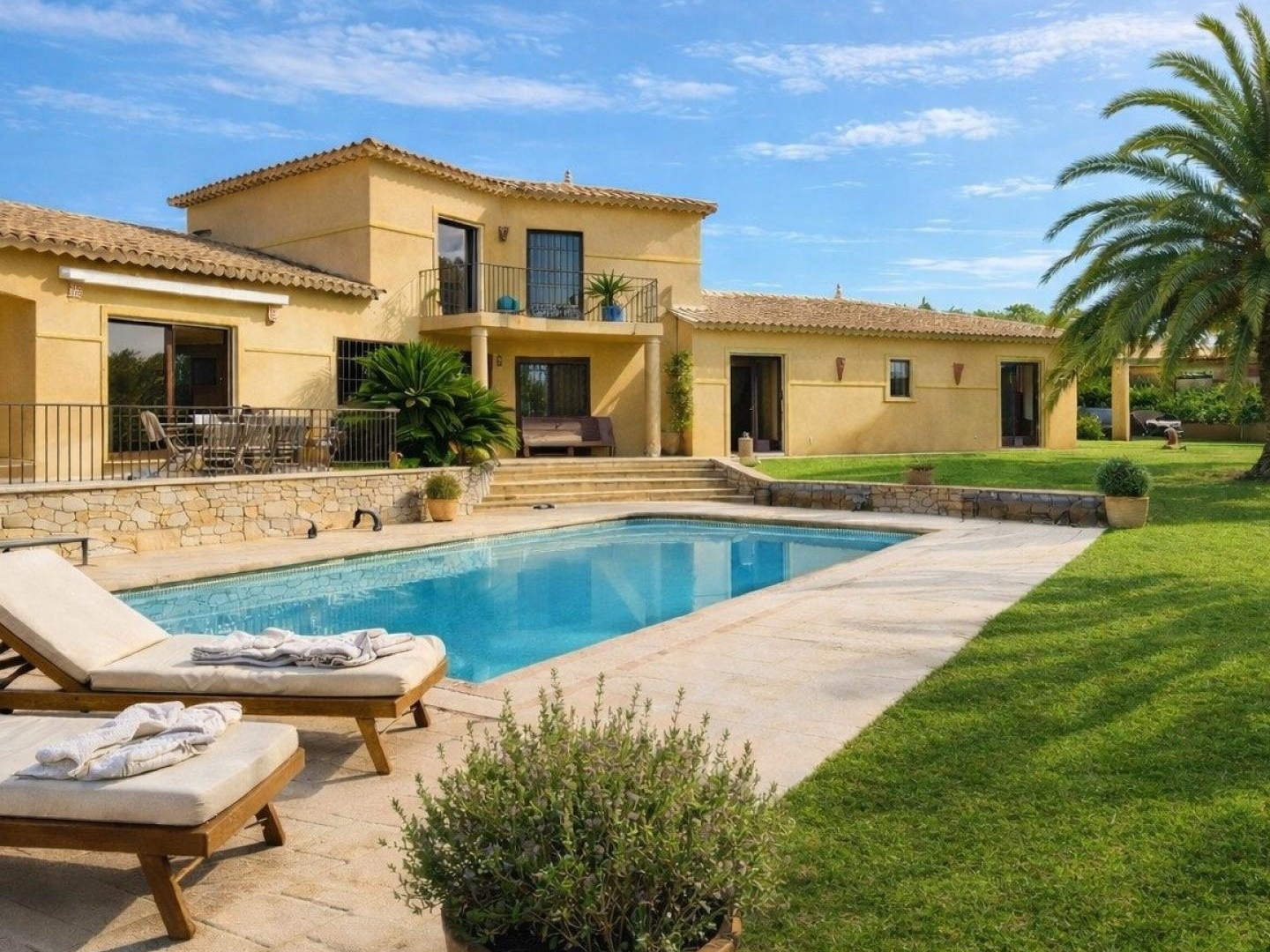 Au coeur d'un environnement privilégié, villa de prestige de 232 m² avec 5 chambres et piscine, à quelques minutes de la mer et de Saint-Tropez. L'exclusivité à l'état pur.