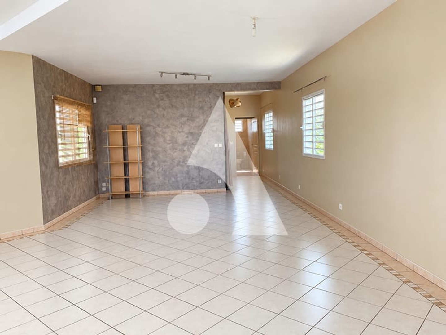 Immeuble à vendre - 240m2 - Saint-Pierre (97410)