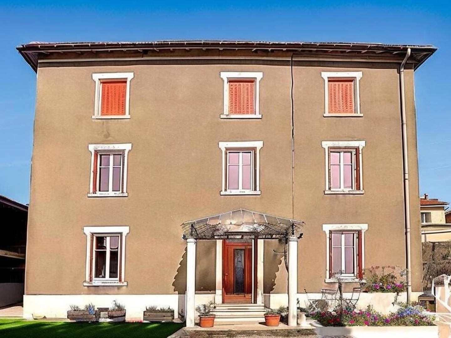 Maison de caractère 121m² avec dépendances sur terrain arboré 780m² - Charantonnay