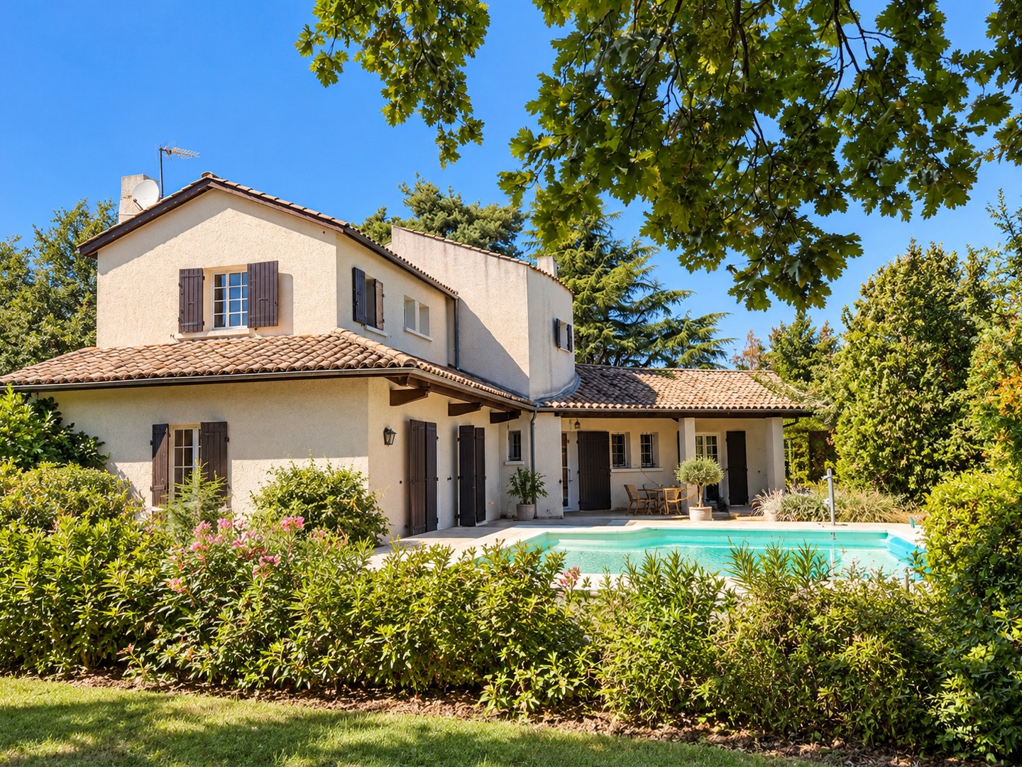 ROIFFIEUX -Maison 140 m2 sur terrain 2200 m2 - Fort potentiel