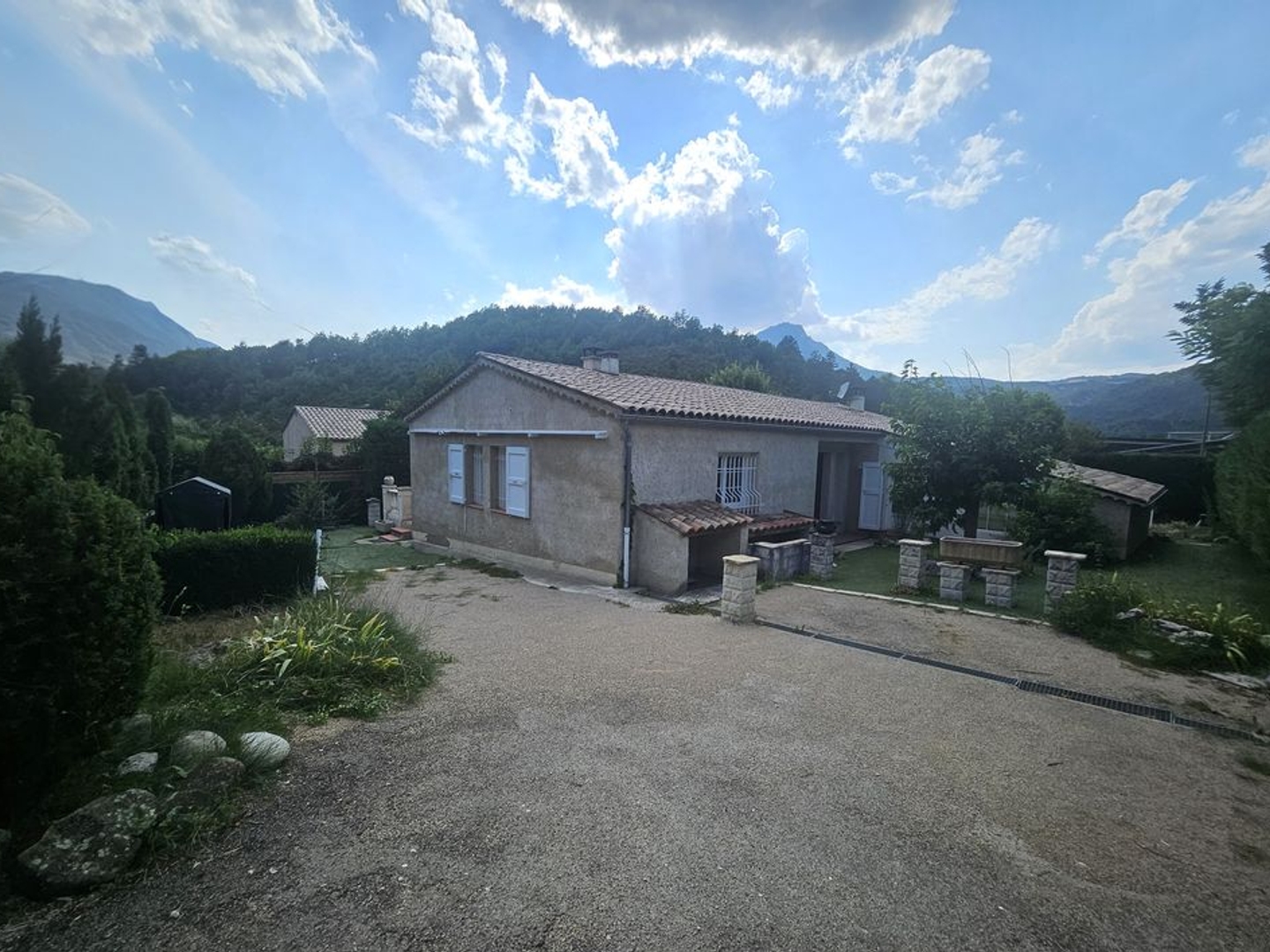 Villa de plain-pied sur terrain plat clôturé avec vue panoramique sur les montagnes  Quartier résidentiel Le titre de votre annonce