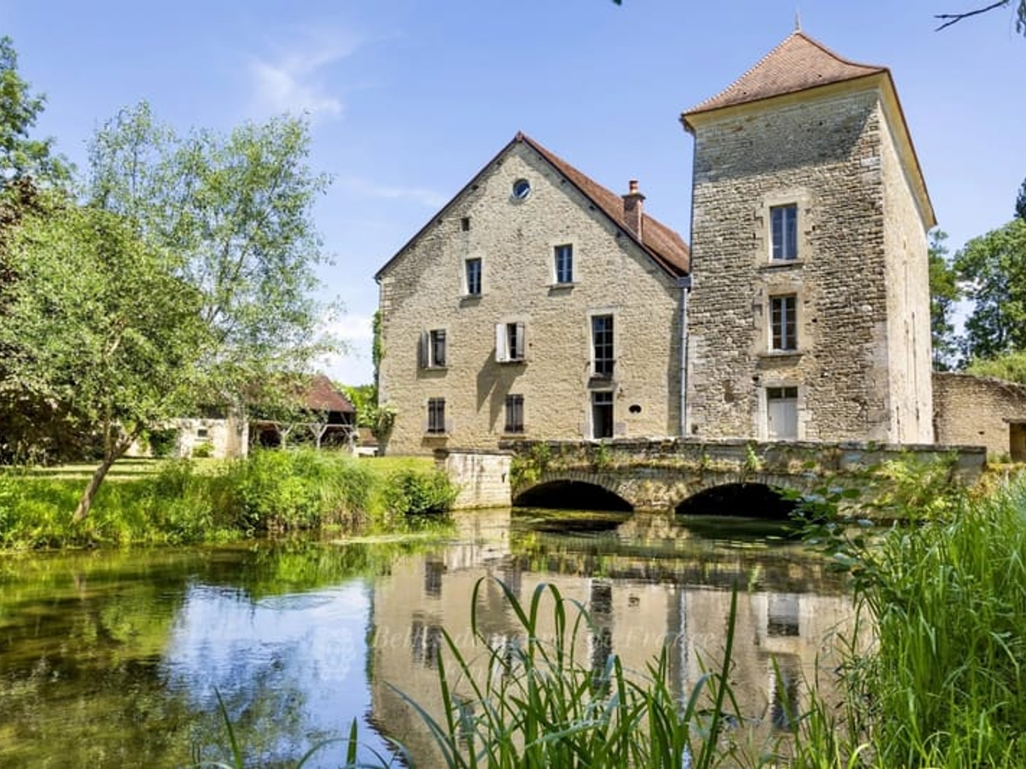 Bourgogne, un ancien Moulin et ses 4ha, havre de paix au fil de l'eau