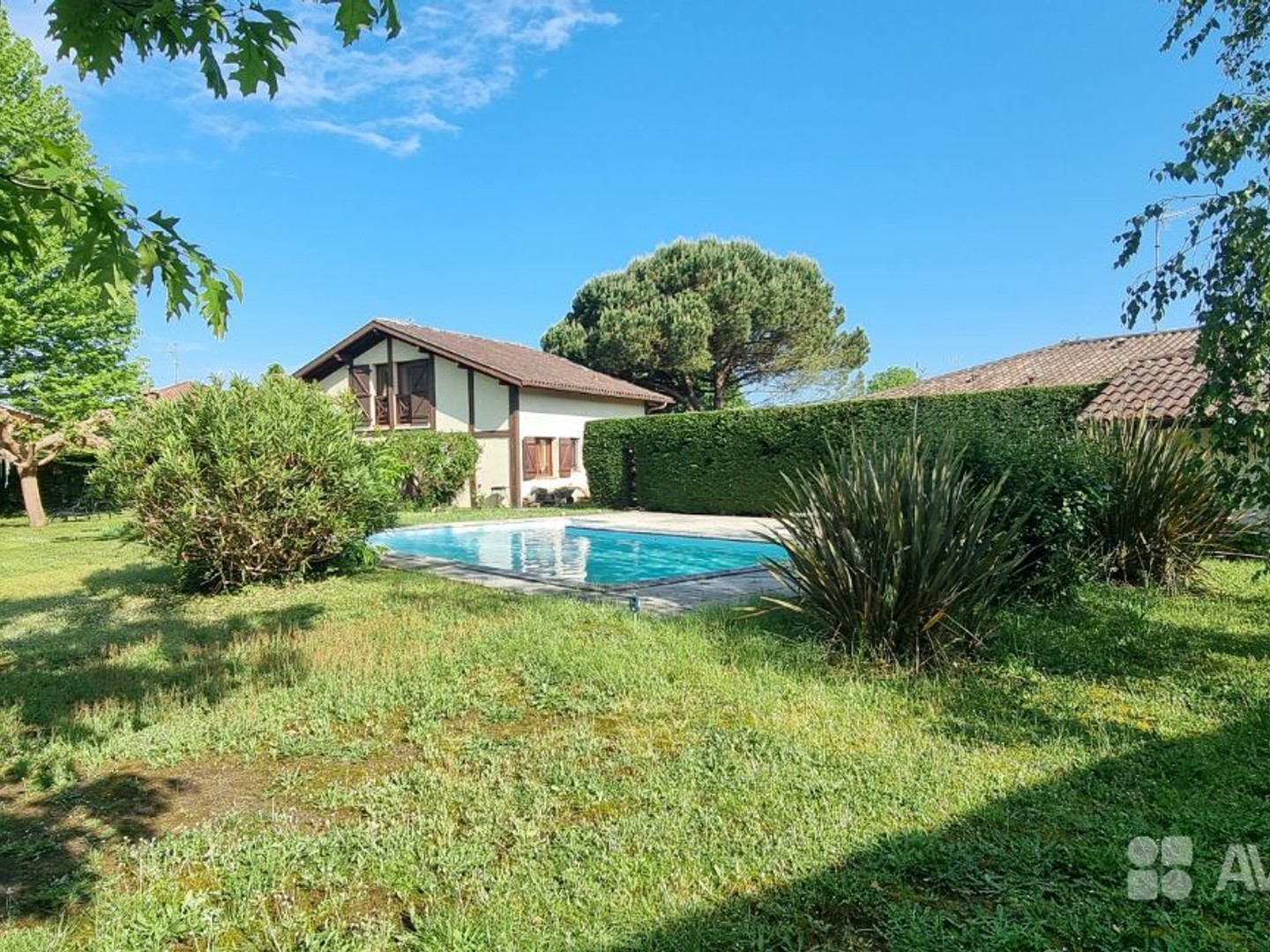 Maison landaise en lisière de forêt.