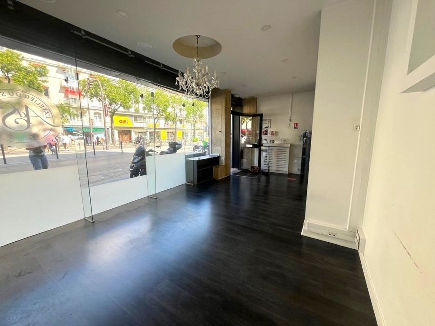 Dans le quartier actif de Porte de Saint-Cloud, belle surface de boutique à vendre