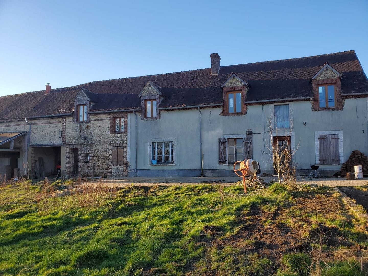 Proche Tourouvre (61190) Maison de 151 m2 env avec fort potentiel.