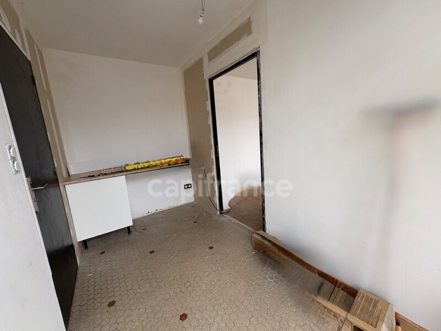 Proche de NOIRETABLE (42) Local commercial/bureau de 50 M2 avec grand parking clos