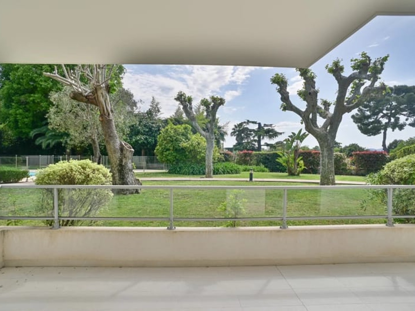 EXCLUSIVITE - Cannes Montrose. Bel appartement 2 pièces récent avec terrasse, piscine et parking en sous-sol
