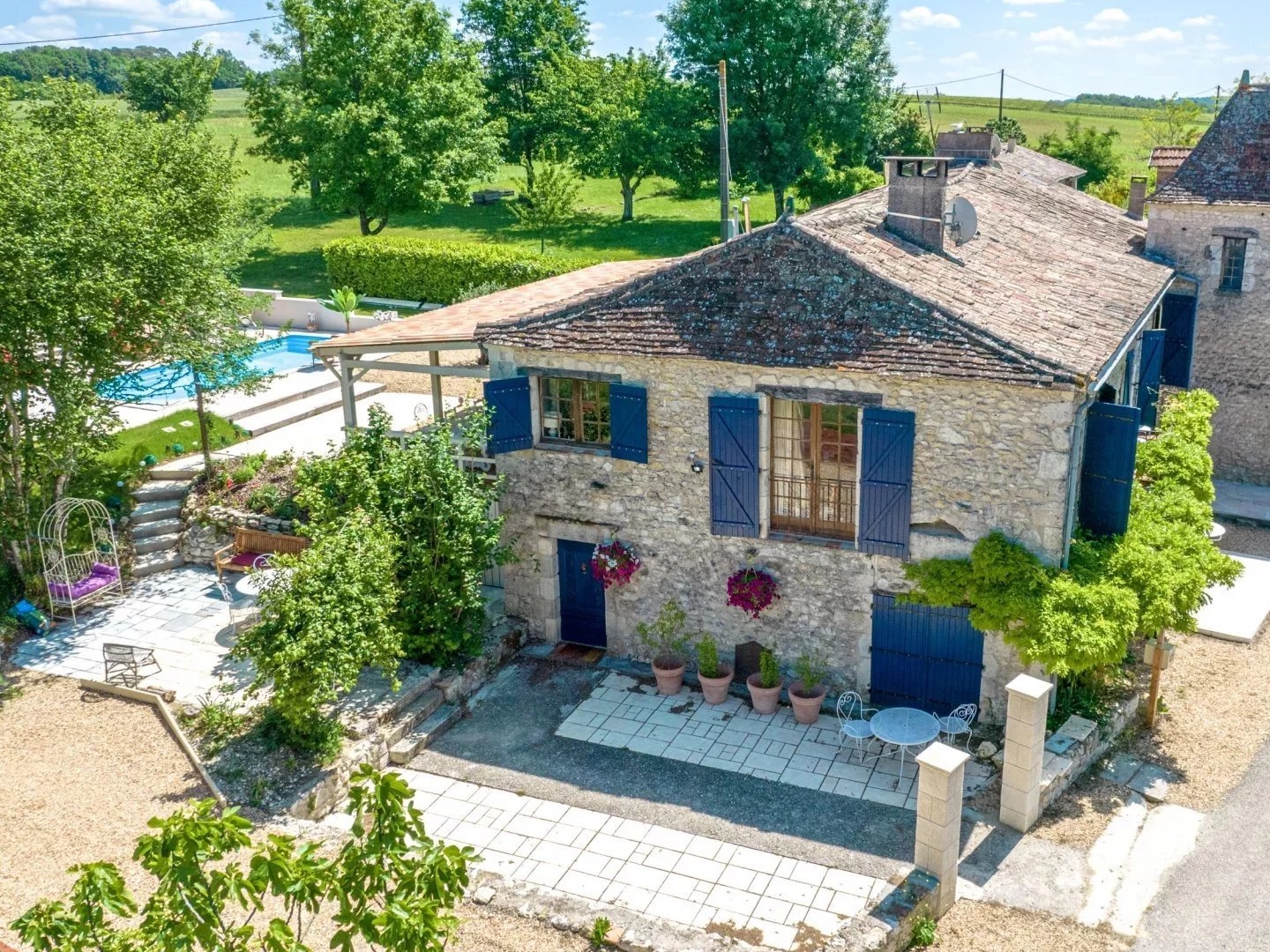 Un lieu magique : ancien pavillon de chasse du XVIème siècle avec vues et piscine !