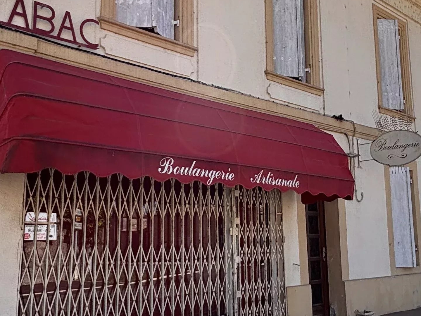 ST PEY DE CASTETS : Ensemble immobilier avec commerce et dépendances