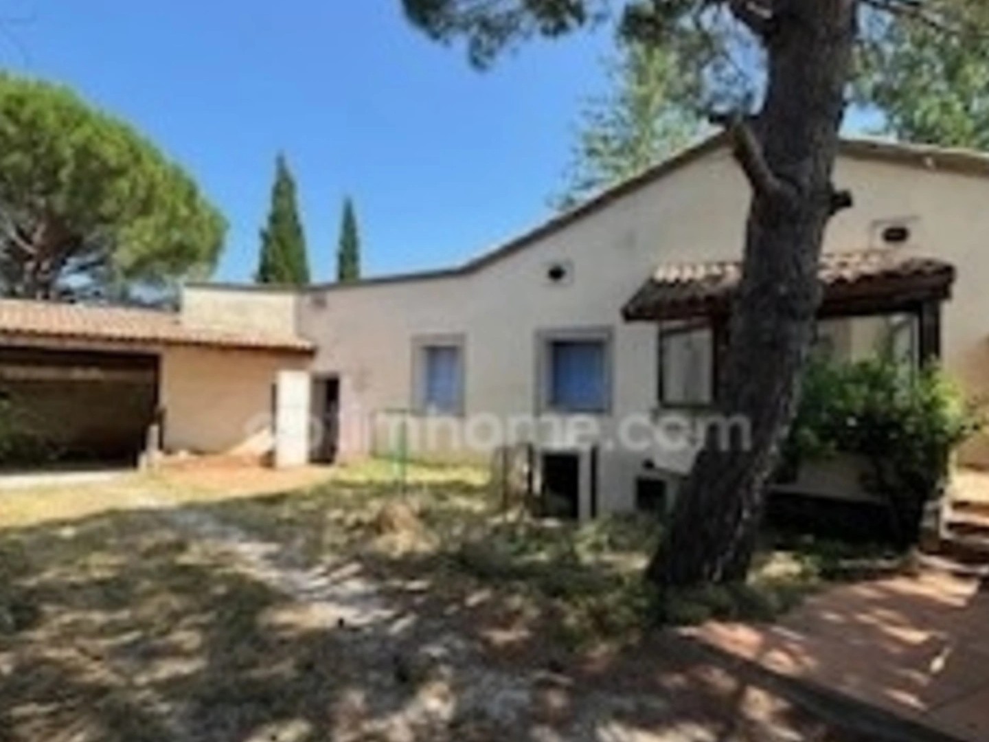 SAINT PAUL TROIS CHATEAUX (26), maison anc de caractère à rénover proche du centre avec dépendances et jardinet clos