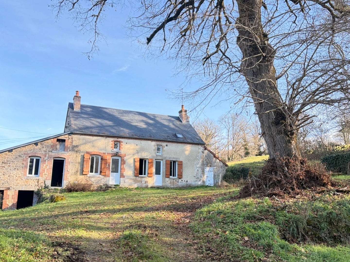 EN EXCLUSIVITE Maison en pierre de 113m² avec grange sur 2,4ha de terrain 128 000 €