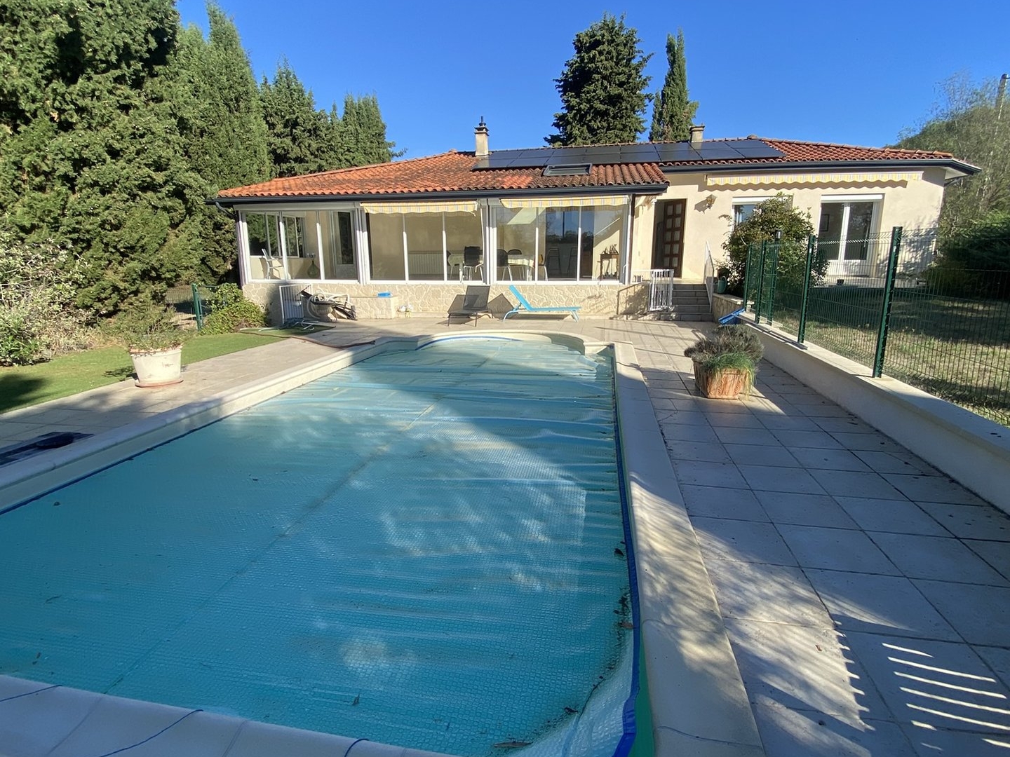 Plain-pied avec piscine sur plus de 9 000 m2 de terrain
