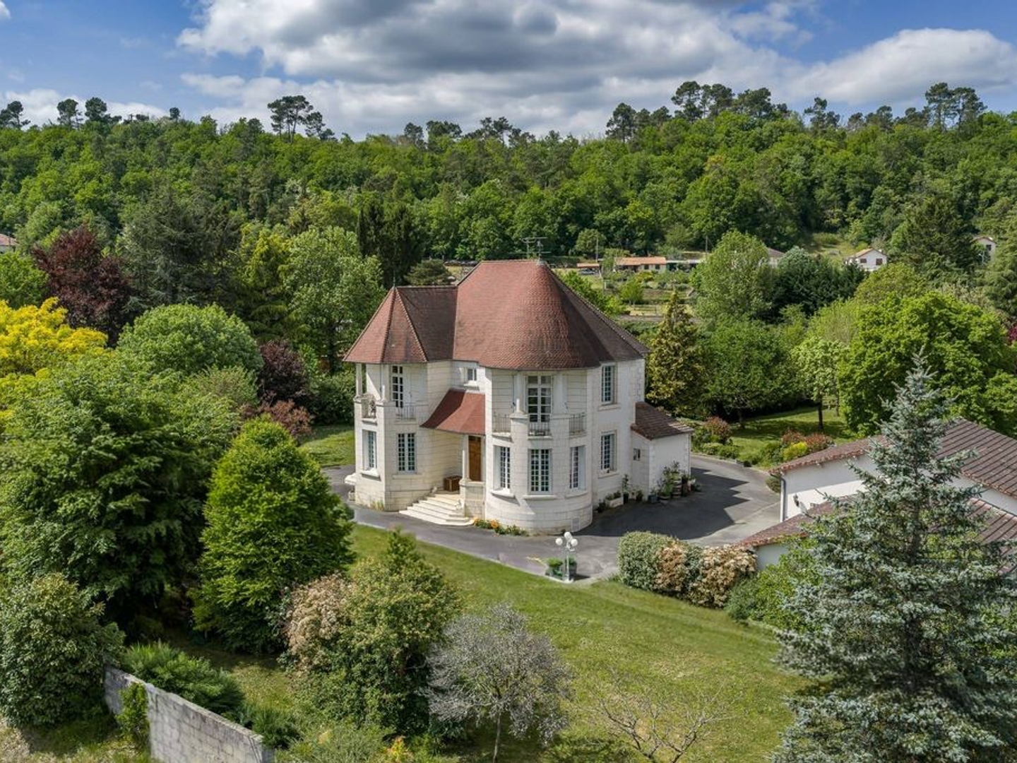 Maison à vendre - 8 pièces - 268m2 - Neuvic (24190)