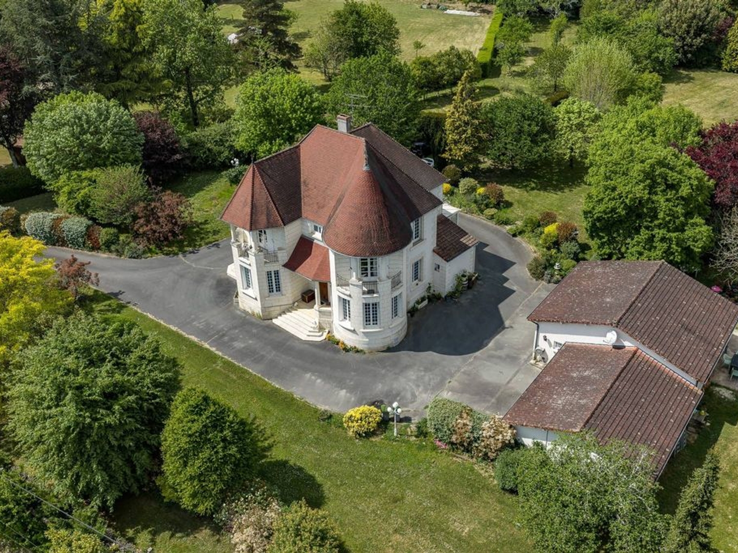 Maison à vendre - 8 pièces - 268m2 - Neuvic (24190)