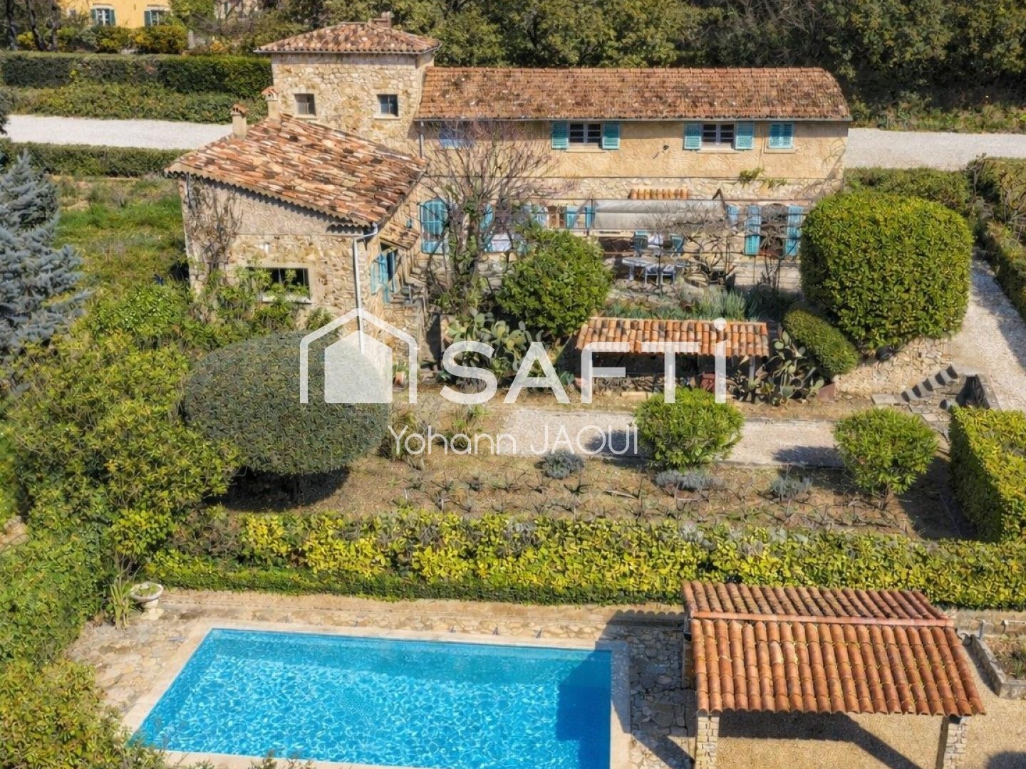 Mas provençal de caractère avec accès privé à la rivière et fort potentiel locatif au coeur de la provence