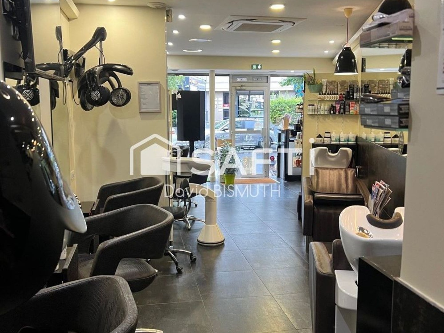 SALON DE COIFFURE A VENDRE DE 55 M2 Situé à COURBEVOIE AVENUE MARCEAU LOYER 800€/MOIS