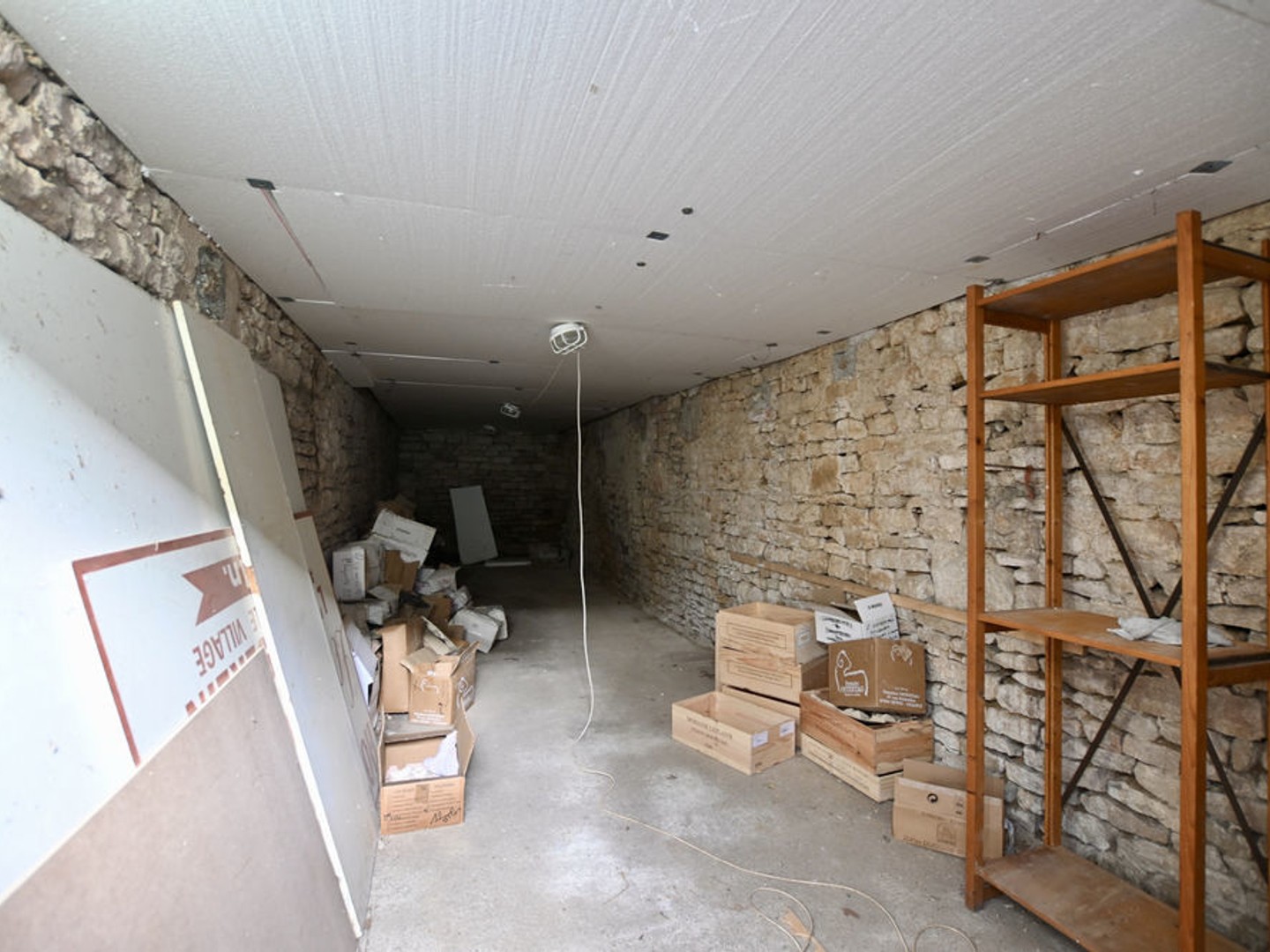 L'isle sur Serein grange, garage et cave voutée.