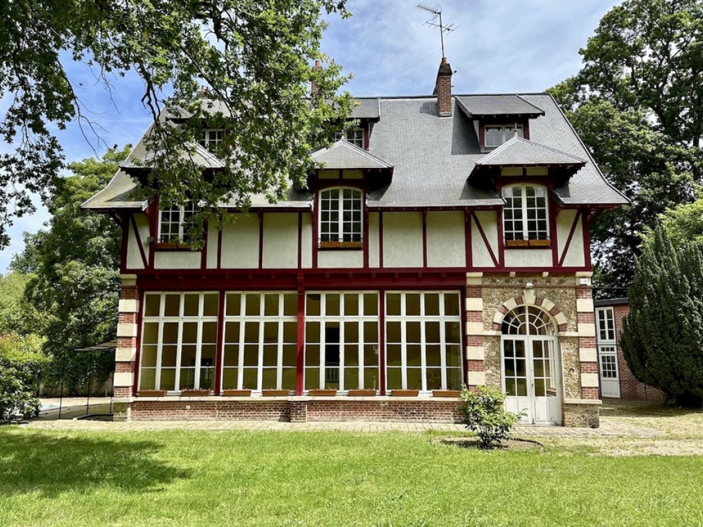 Grande Maison 19ème sur un parc arboré de 6000m2