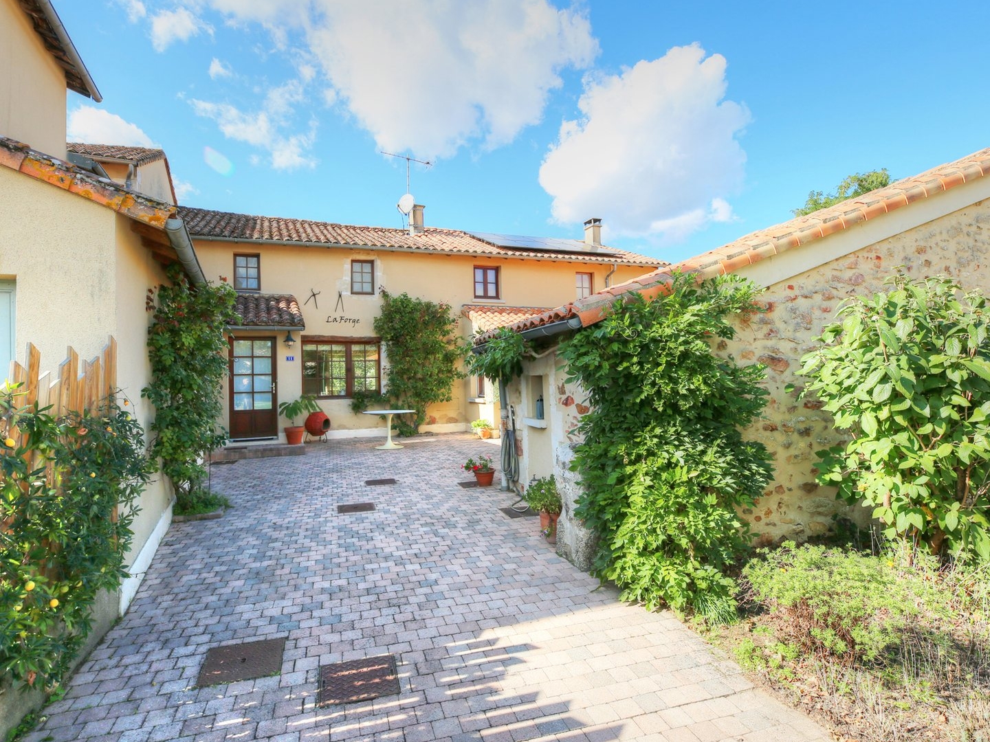 Maison de village impeccable : 3 chambres, 2 salles de bains, grands jardins à proximité d'un parcours de golf