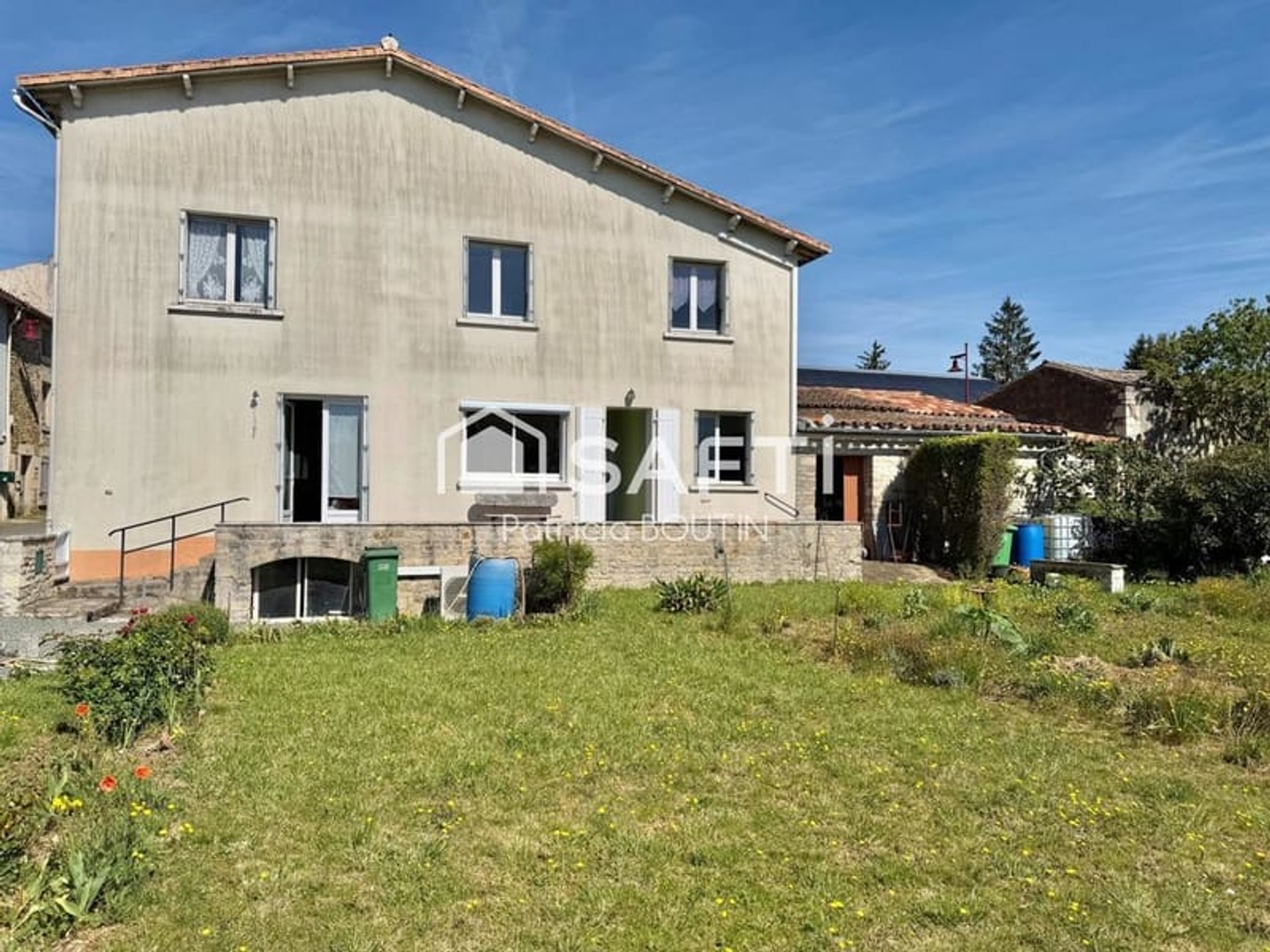 PAVILLON 5 CHAMBRES AVEC TERRASSE ET JARDIN A CHAMPDENIERS !