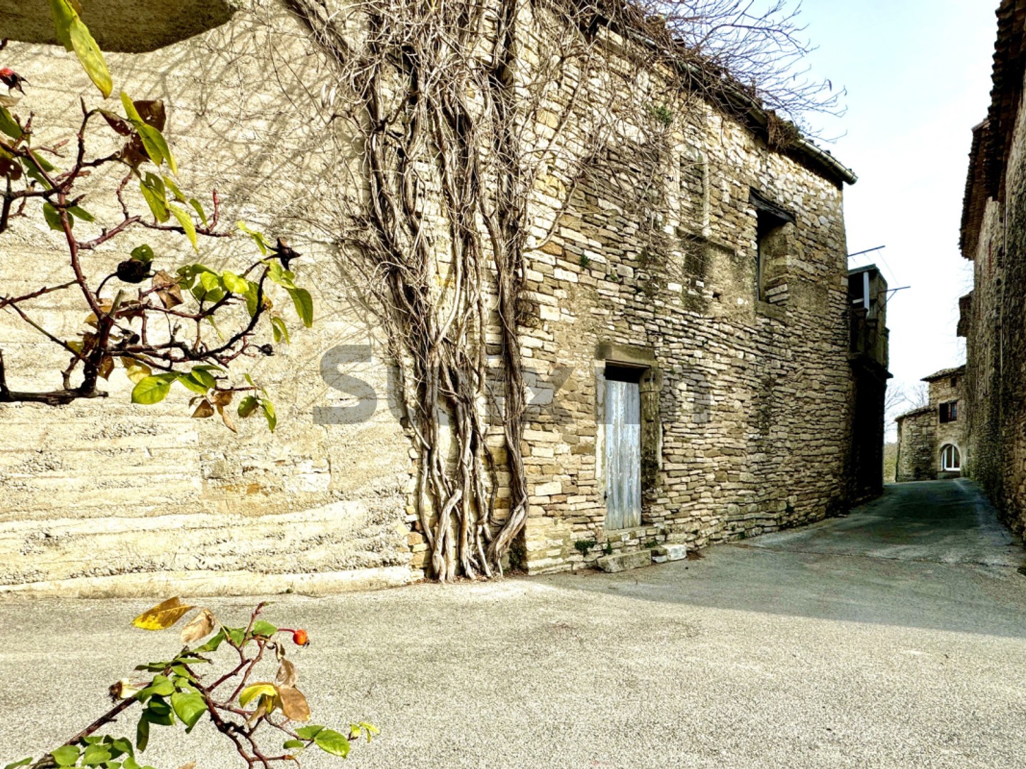 Remise à rénover à proximité du village de Vézénobres