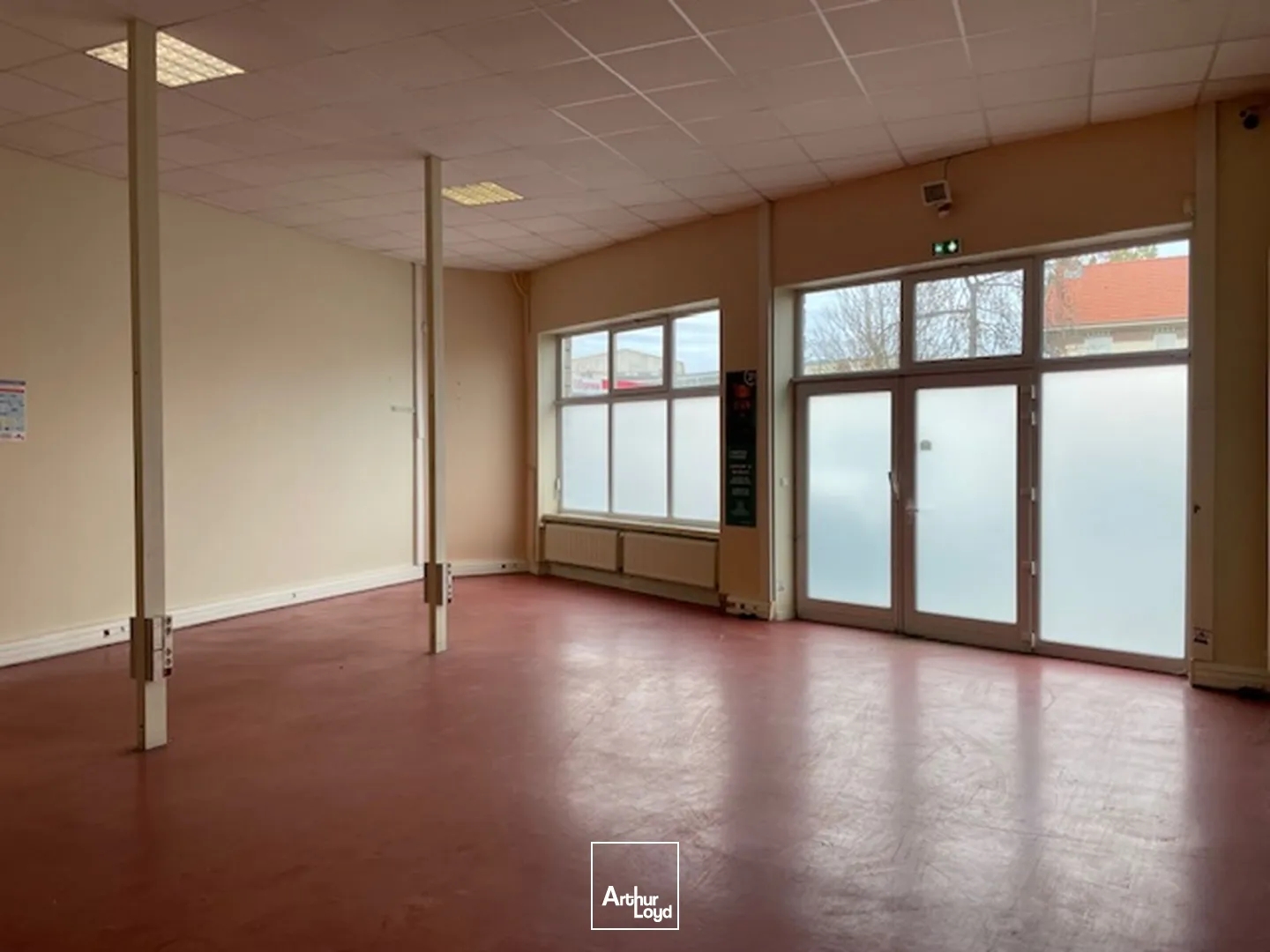 Surface commerciale/bureaux de 500 m2 environ à la vente situé en rez-de-chaussée au sein d'une copropriété avec parking privé. Local lumineux, situé sur un axe passant avec excelle...