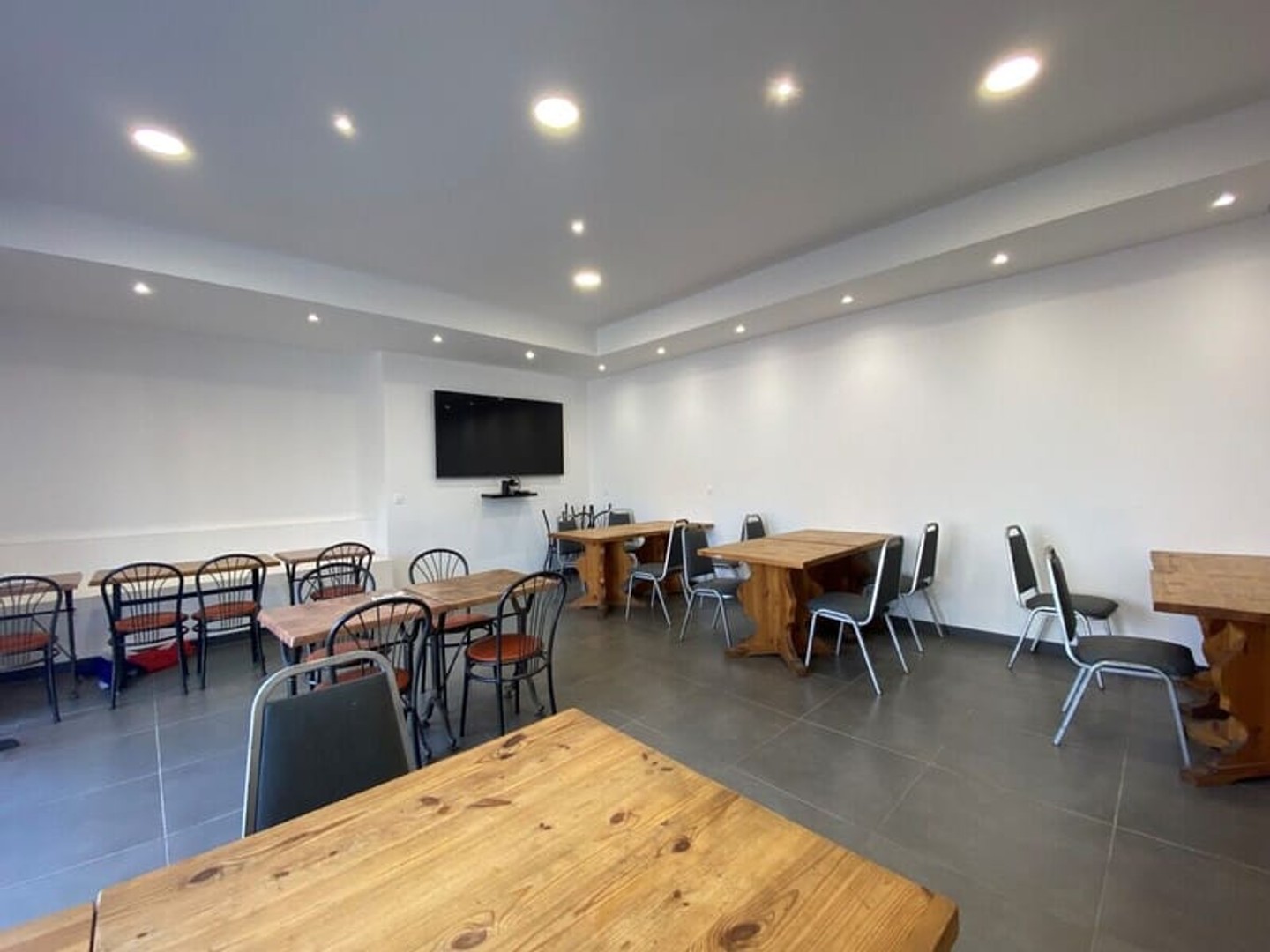Pizzeria au feu de bois à fort potentiel avec une belle salle en