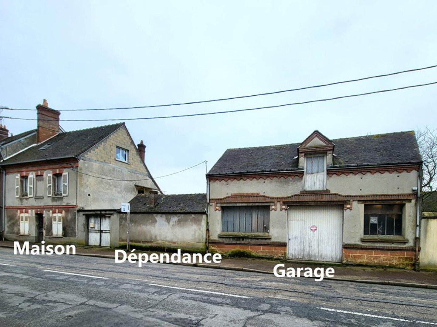 Maison à rénover (99m²), Nonancourt (27320), 7 pièces, garage, dépendance, cave à vin, terrain de 210 m². Prix HAI : 95 990
