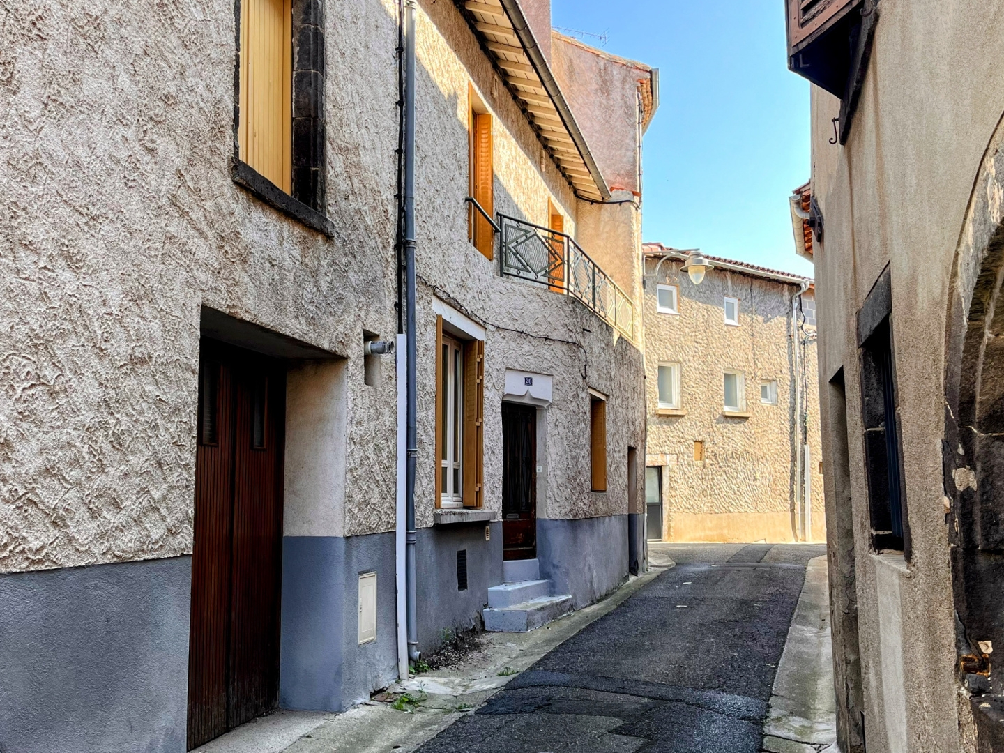 MAISON DE BOURG AVEC GARAGE, TERRASSE ET ANNEXE