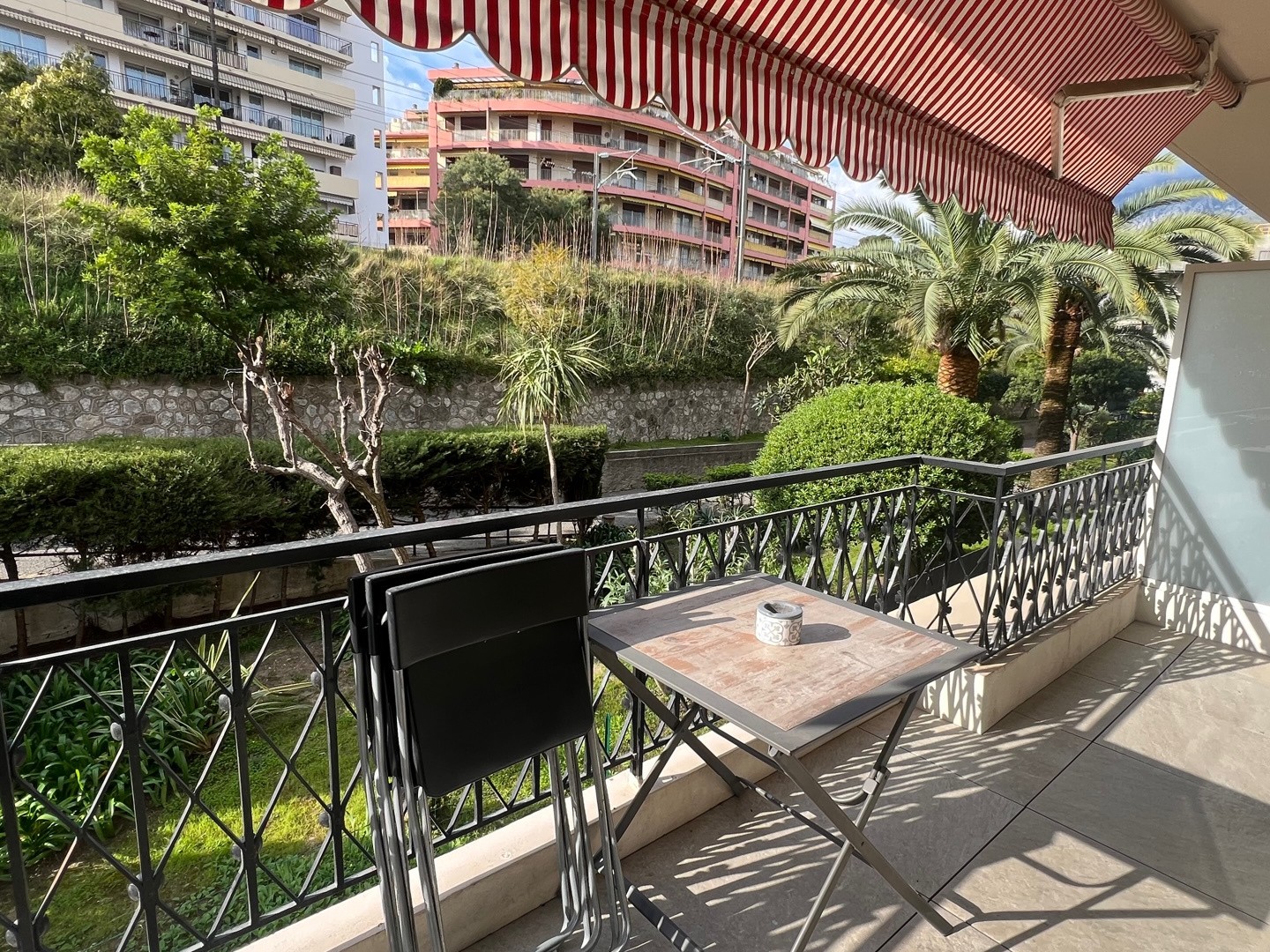 Quartier Pigautier Menton-T2 en expo Nord-Ouest avec Large Balcon -Rénové- Belle copropriété avec gardien