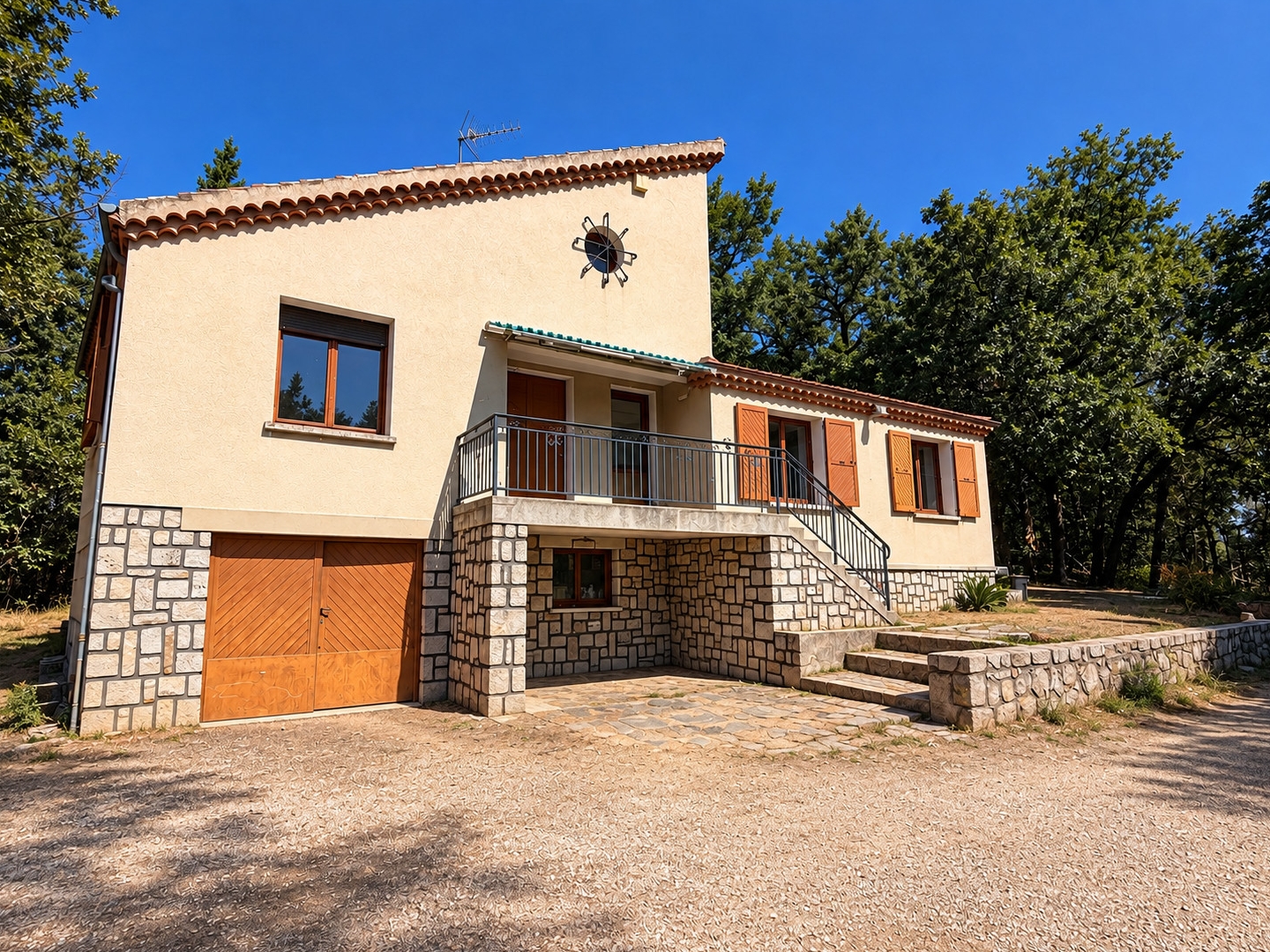MAISON FAMILIALE DE 140 M² AVEC 6 796 M² DE TERRAIN – ANNONAY, SECTEUR PARC DÉOMAS