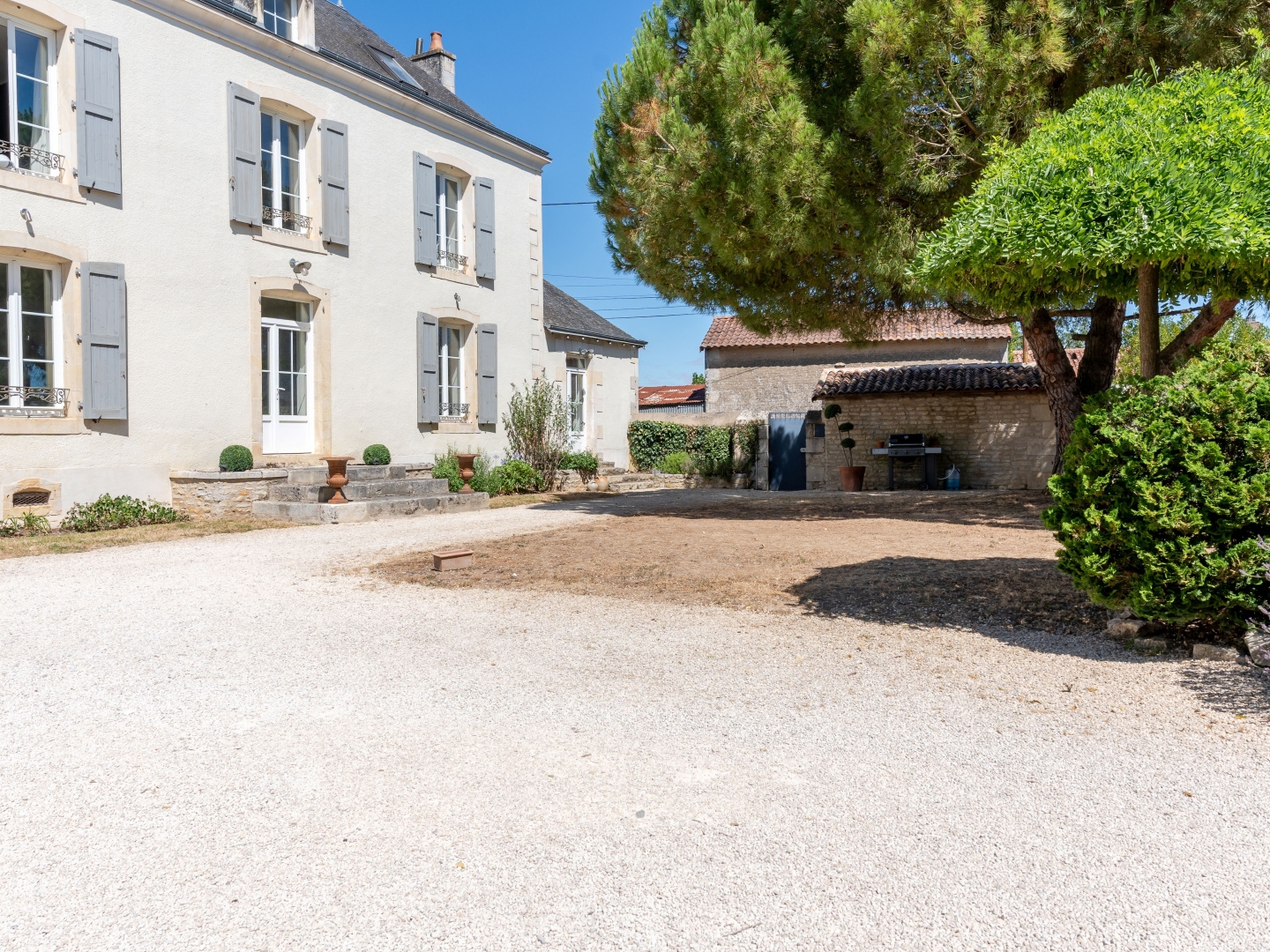 Maison à vendre - 9 pièces - 412m2 - Vouillé (86190)