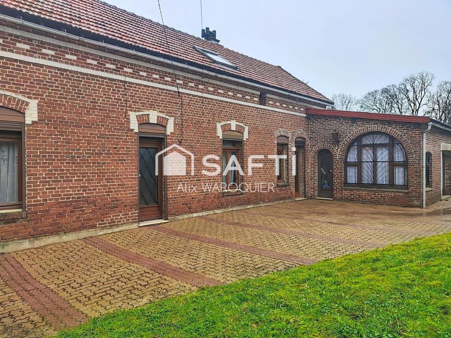 maison individuelle avec beau jardin
