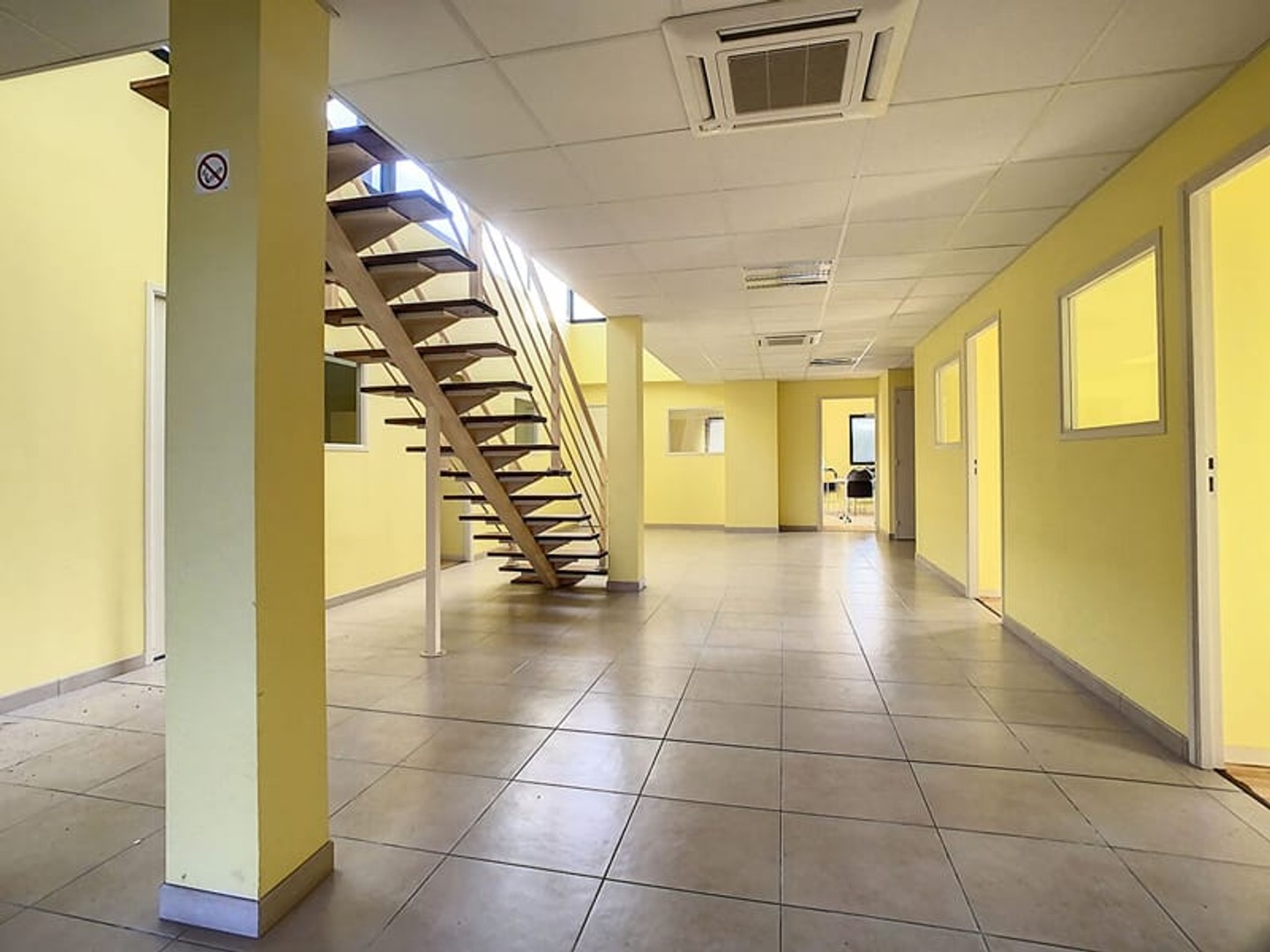 Immeuble commercial 20 pièces 300 m²
