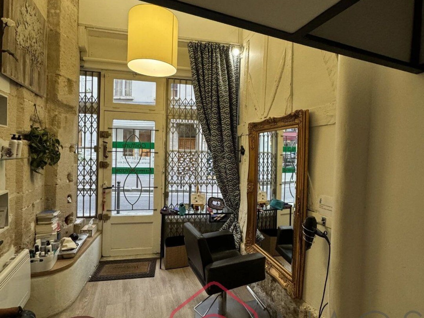 DROIT AU BAIL -CONCEPT STORE / CABINET / BARBIER LOCAL ATYPIQUE AVEC CHAMBRE À PARIS